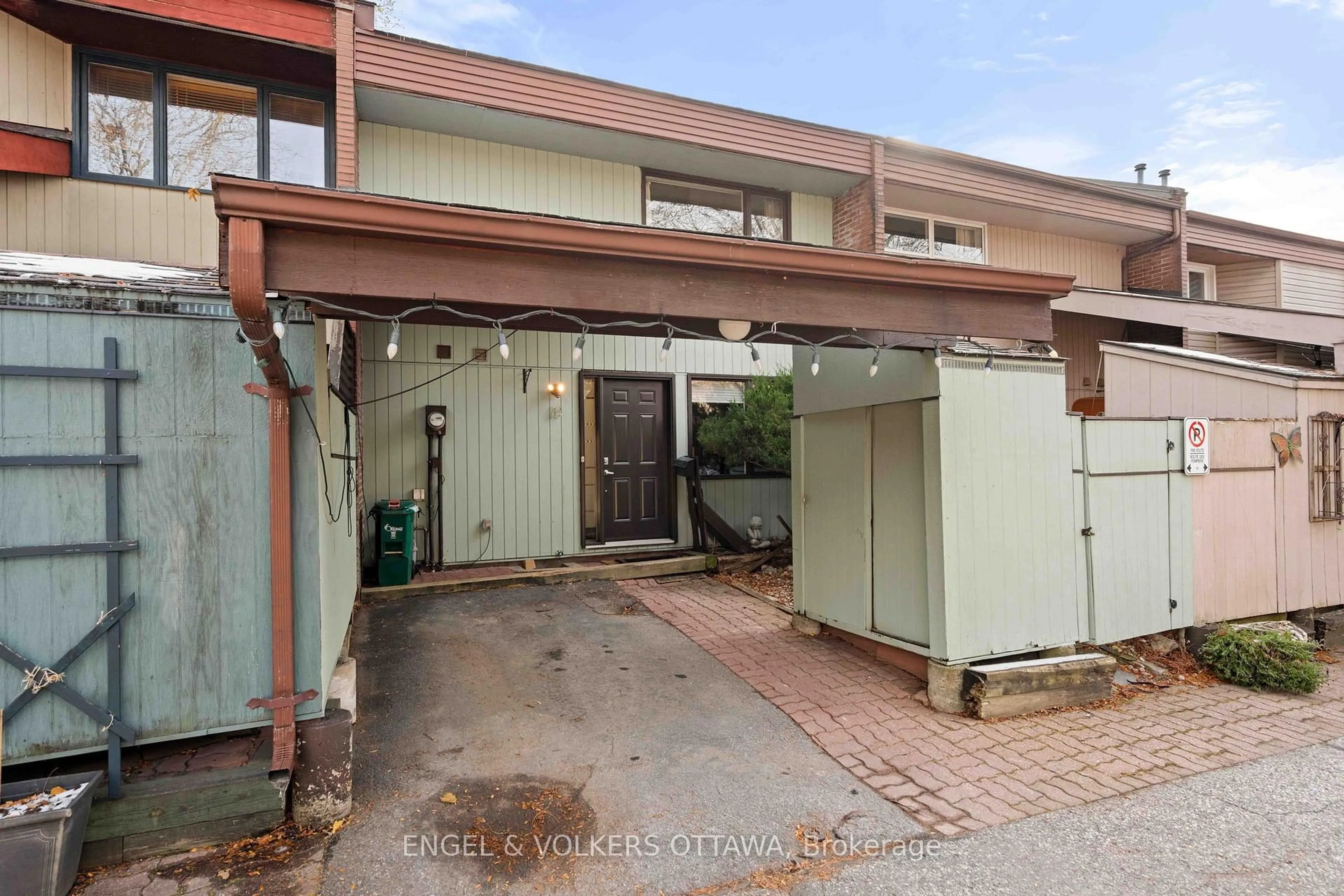 Unknown for 110 Walnut Crt #18, Ottawa Ontario K1R 7W2