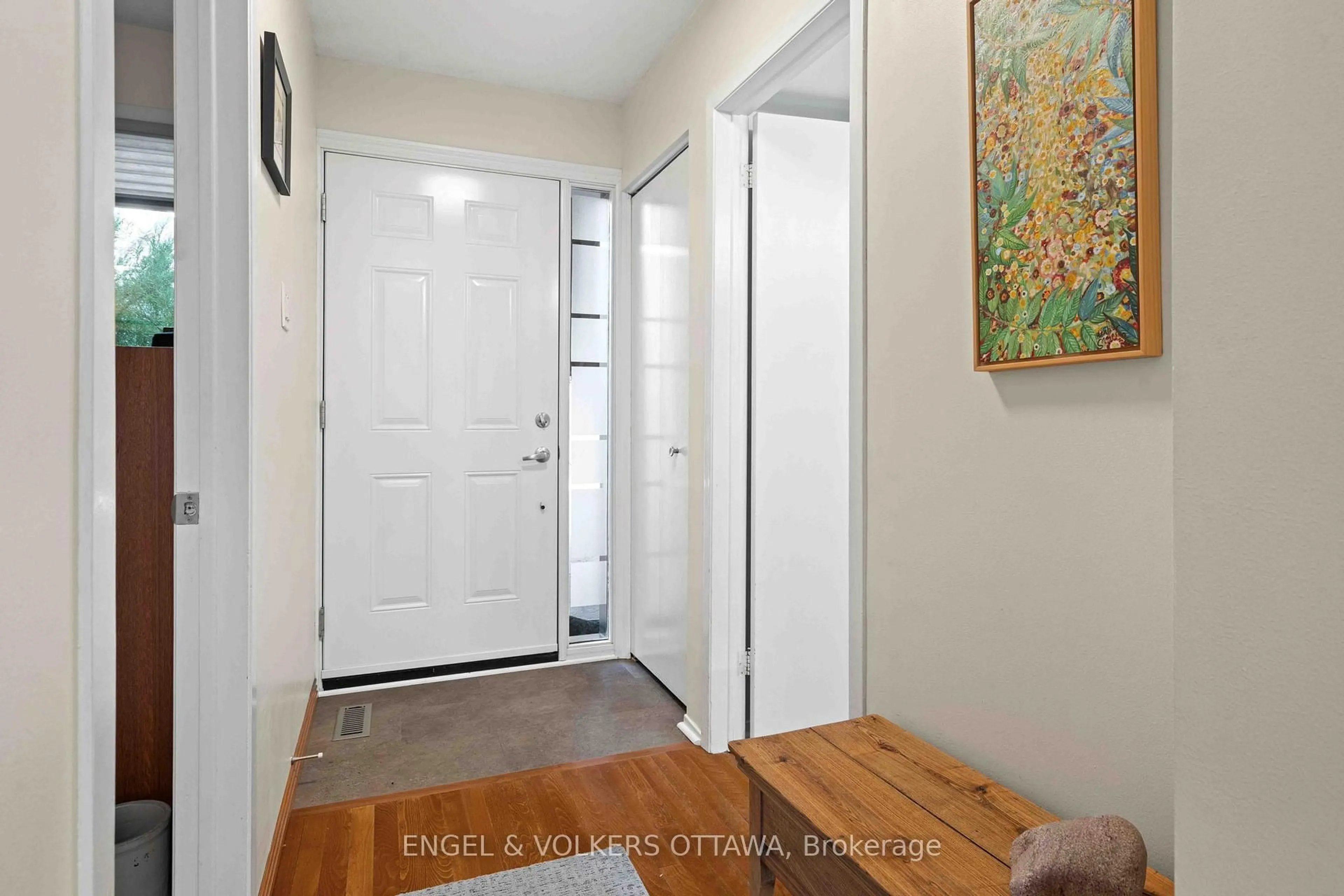 Indoor entryway for 110 Walnut Crt #18, Ottawa Ontario K1R 7W2
