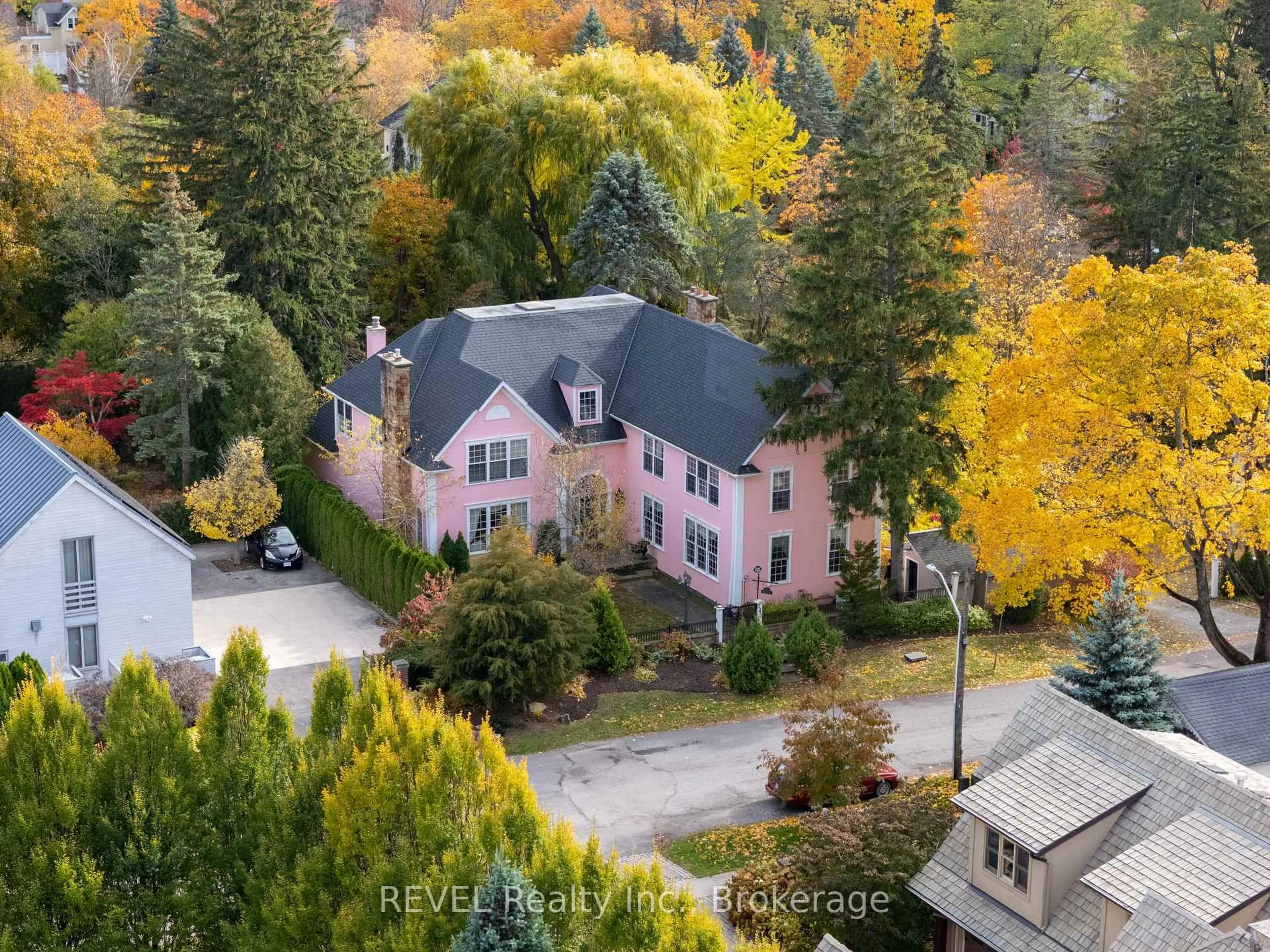 A pic from outside/outdoor area/front of a property/back of a property/a pic from drone, unknown for 242 Simcoe St, Niagara-on-the-Lake Ontario L0S 1J0