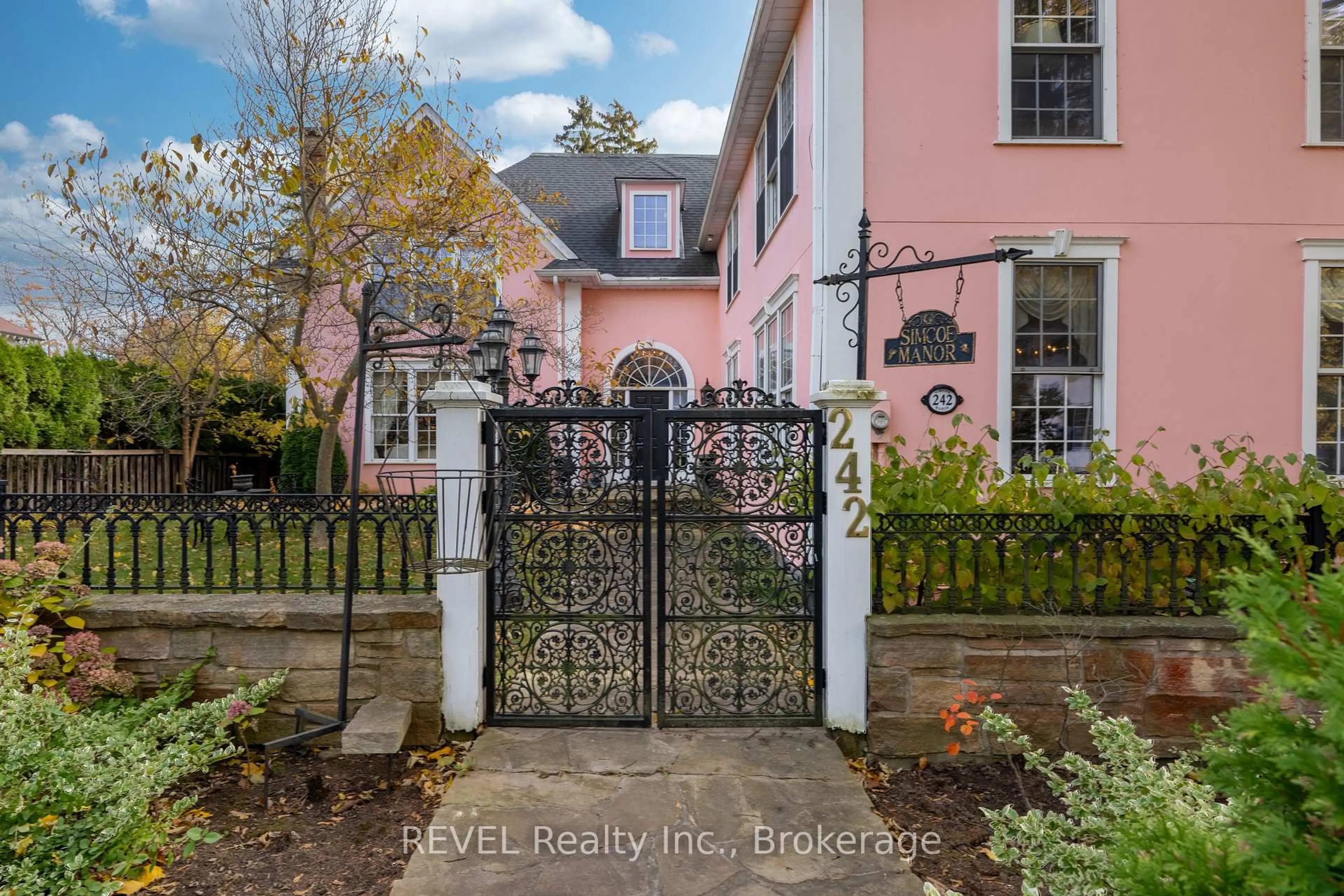 A pic from outside/outdoor area/front of a property/back of a property/a pic from drone, street for 242 Simcoe St, Niagara-on-the-Lake Ontario L0S 1J0