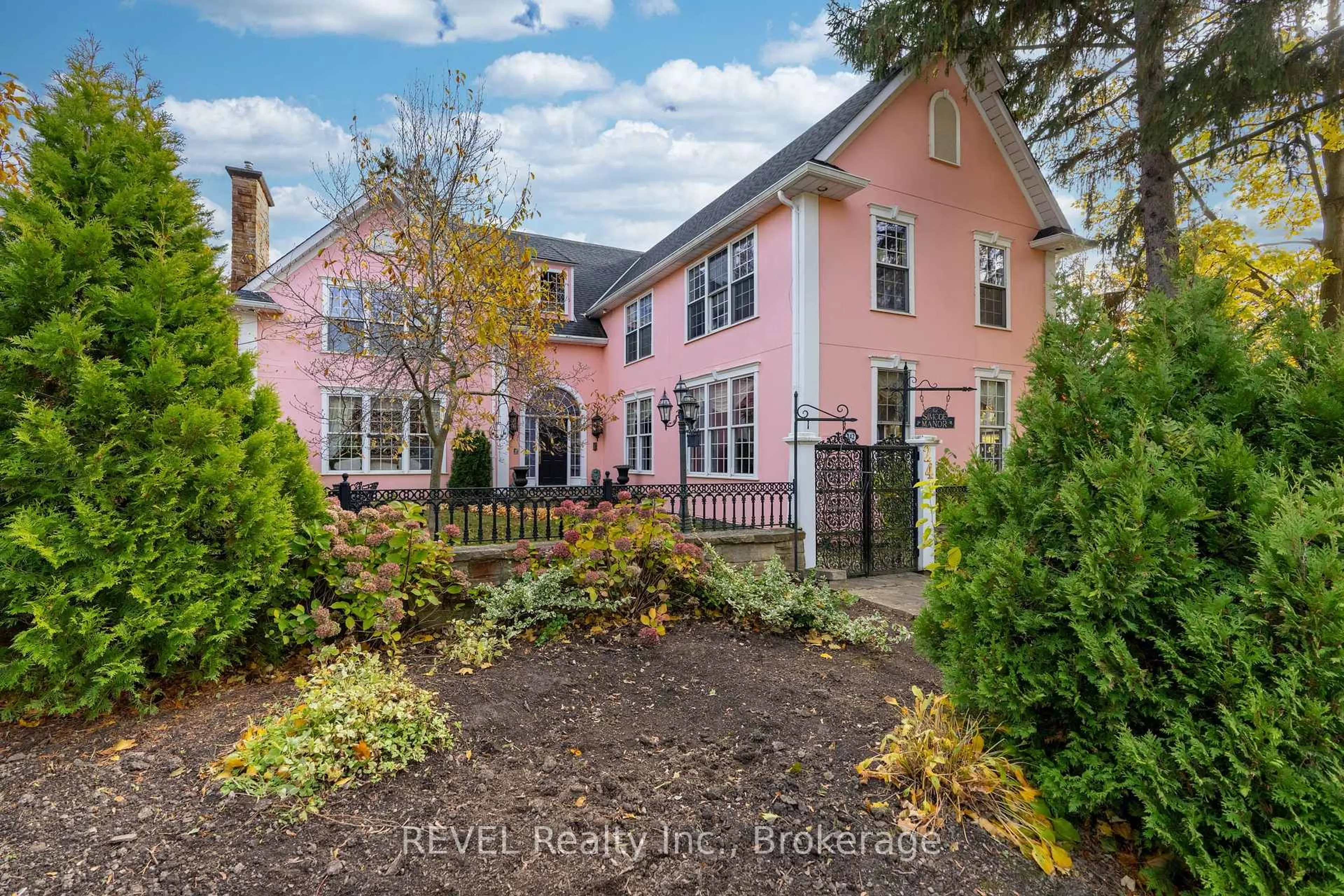 A pic from outside/outdoor area/front of a property/back of a property/a pic from drone, street for 242 Simcoe St, Niagara-on-the-Lake Ontario L0S 1J0