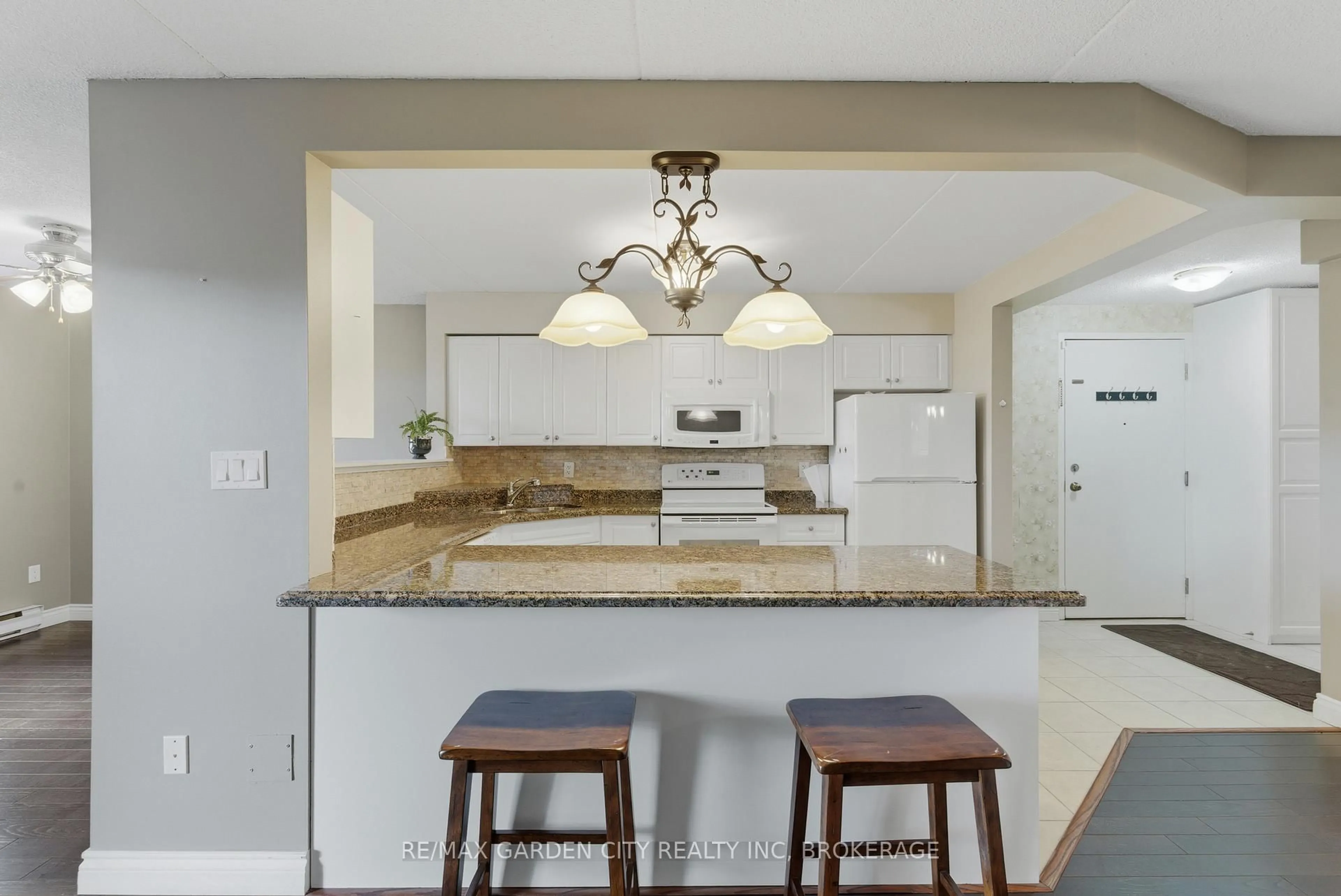 Open concept kitchen, ceramic/tile floor for 4658 Drummond Rd #230, Niagara Falls Ontario L2E 7E1