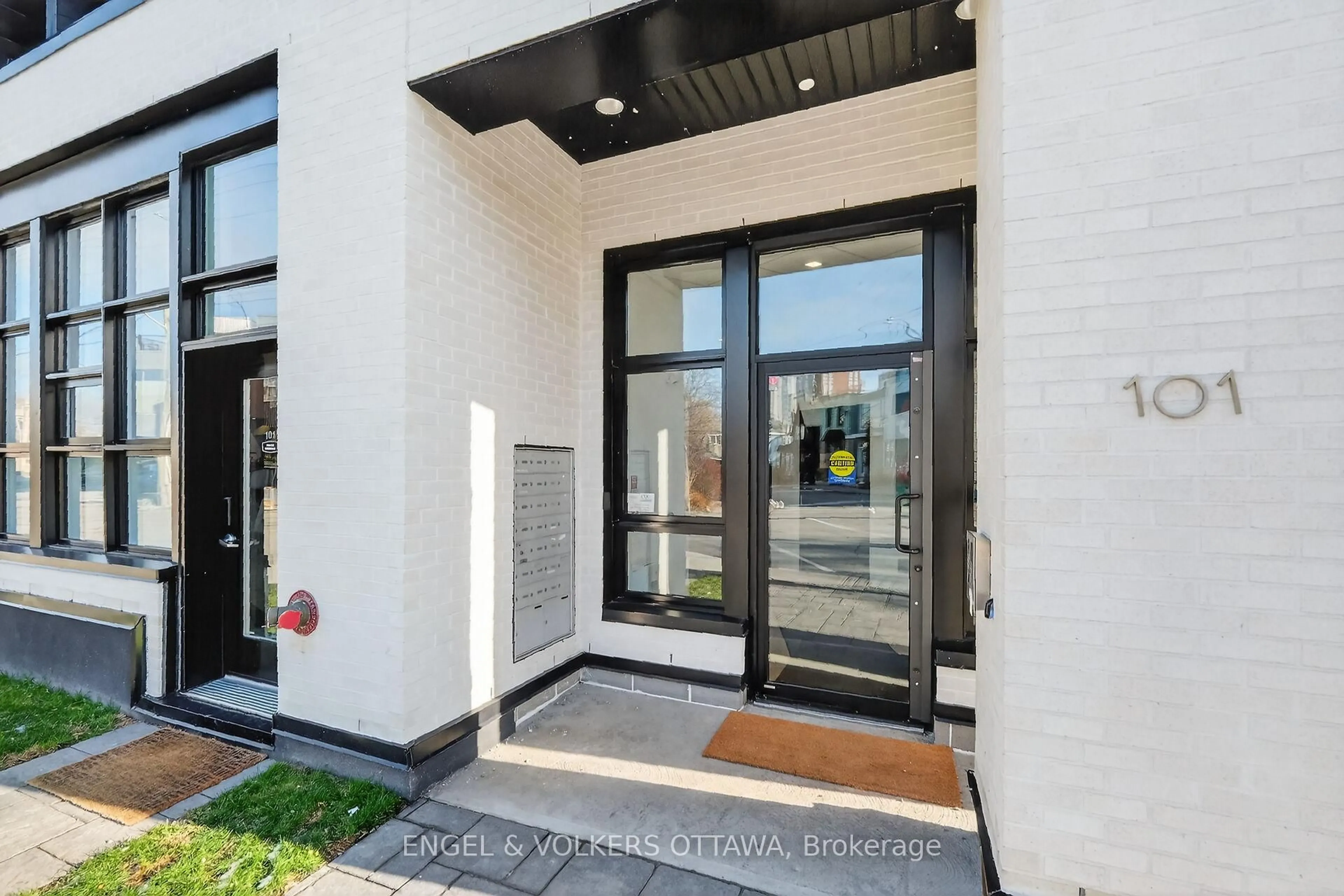 Indoor entryway for 101 Pinhey St #105, Ottawa Ontario K1Y 1T7