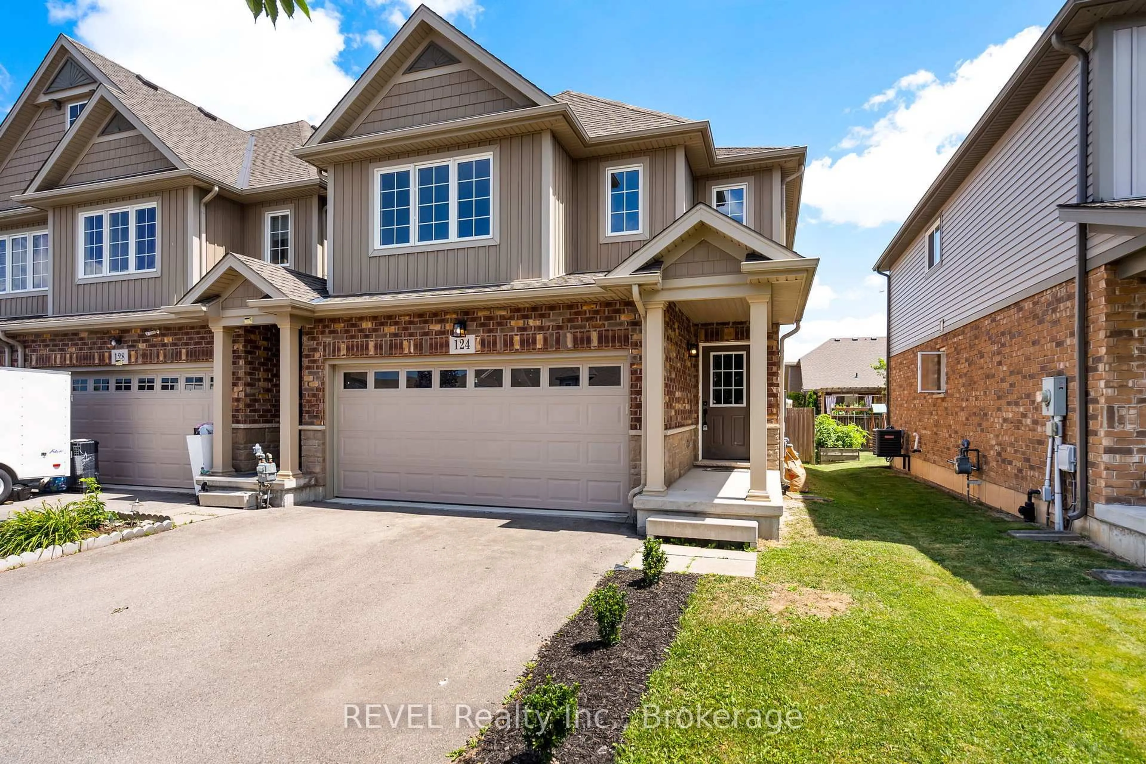 Home with brick exterior material, street for 124 Roselawn Cres, Welland Ontario L3C 0B7