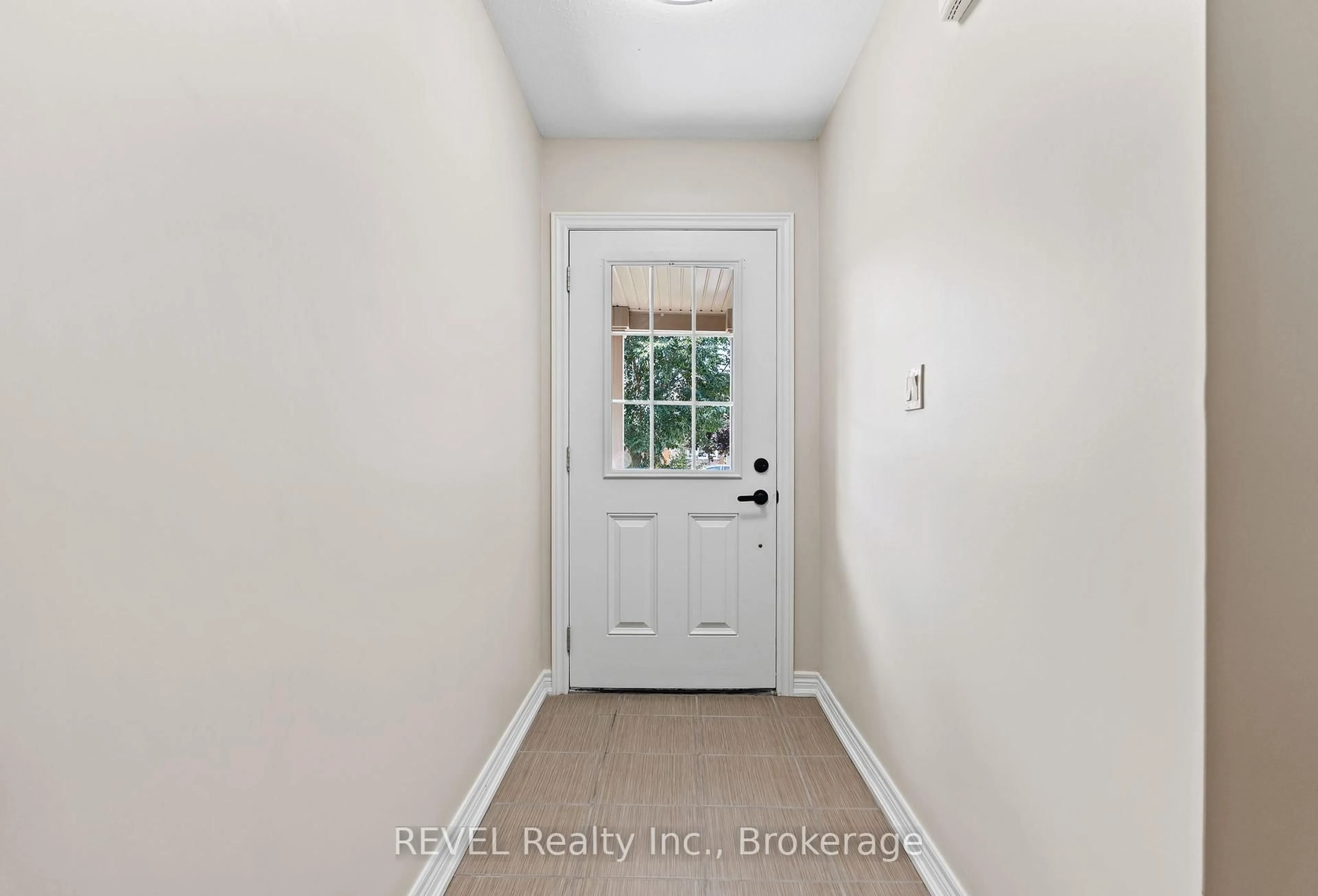 Indoor entryway for 124 Roselawn Cres, Welland Ontario L3C 0B7