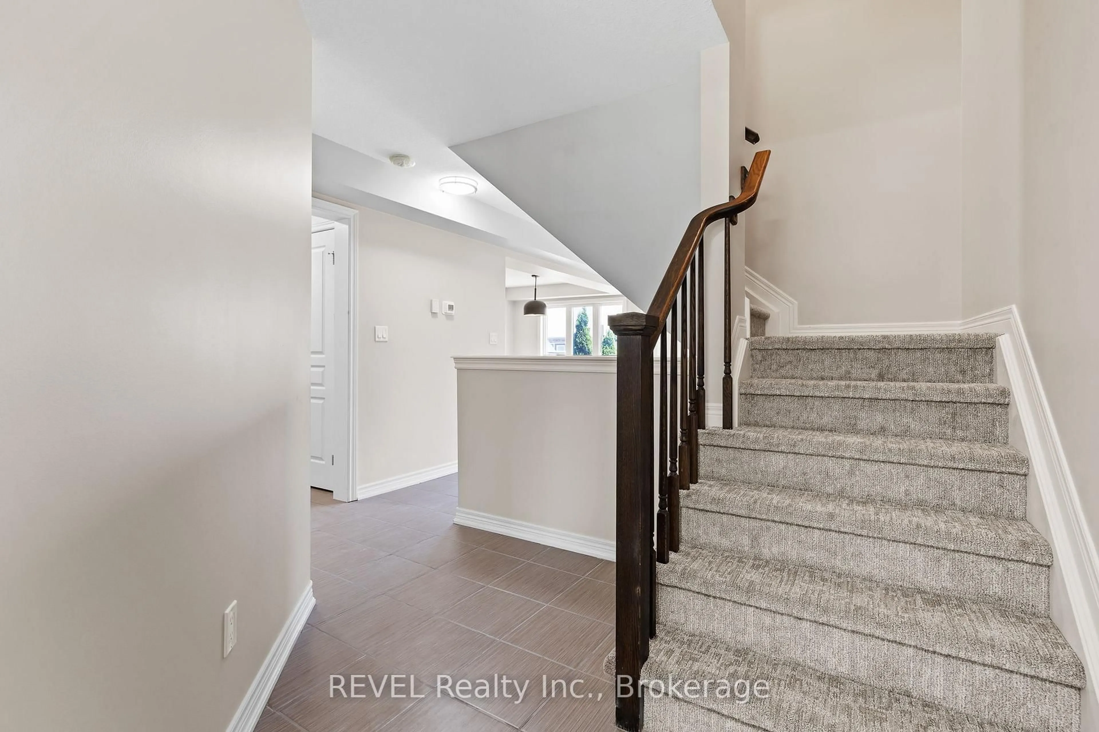 Indoor entryway for 124 Roselawn Cres, Welland Ontario L3C 0B7