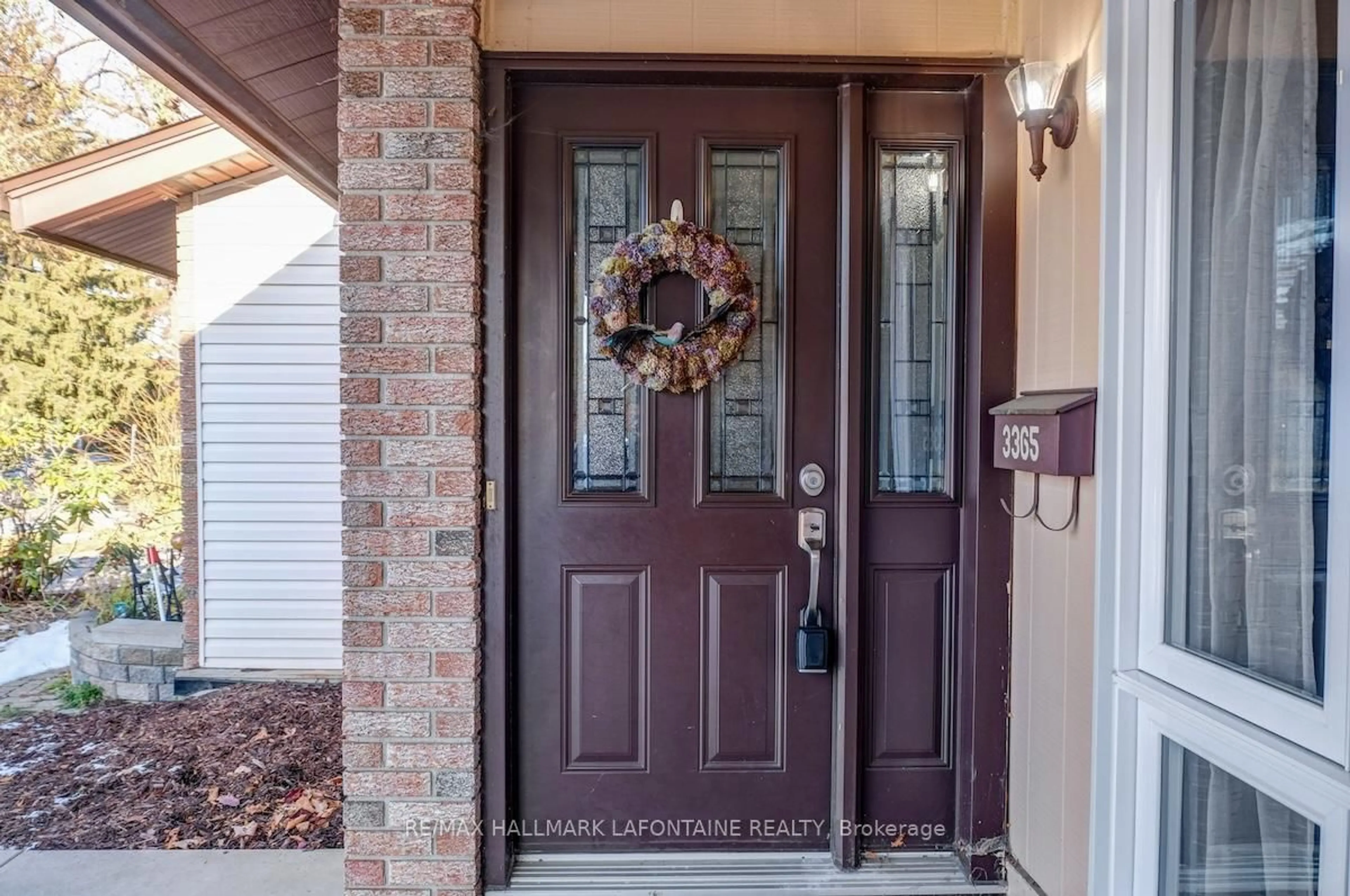 Indoor entryway for 3365 D'Aoust Ave, Ottawa Ontario K1T 1P3