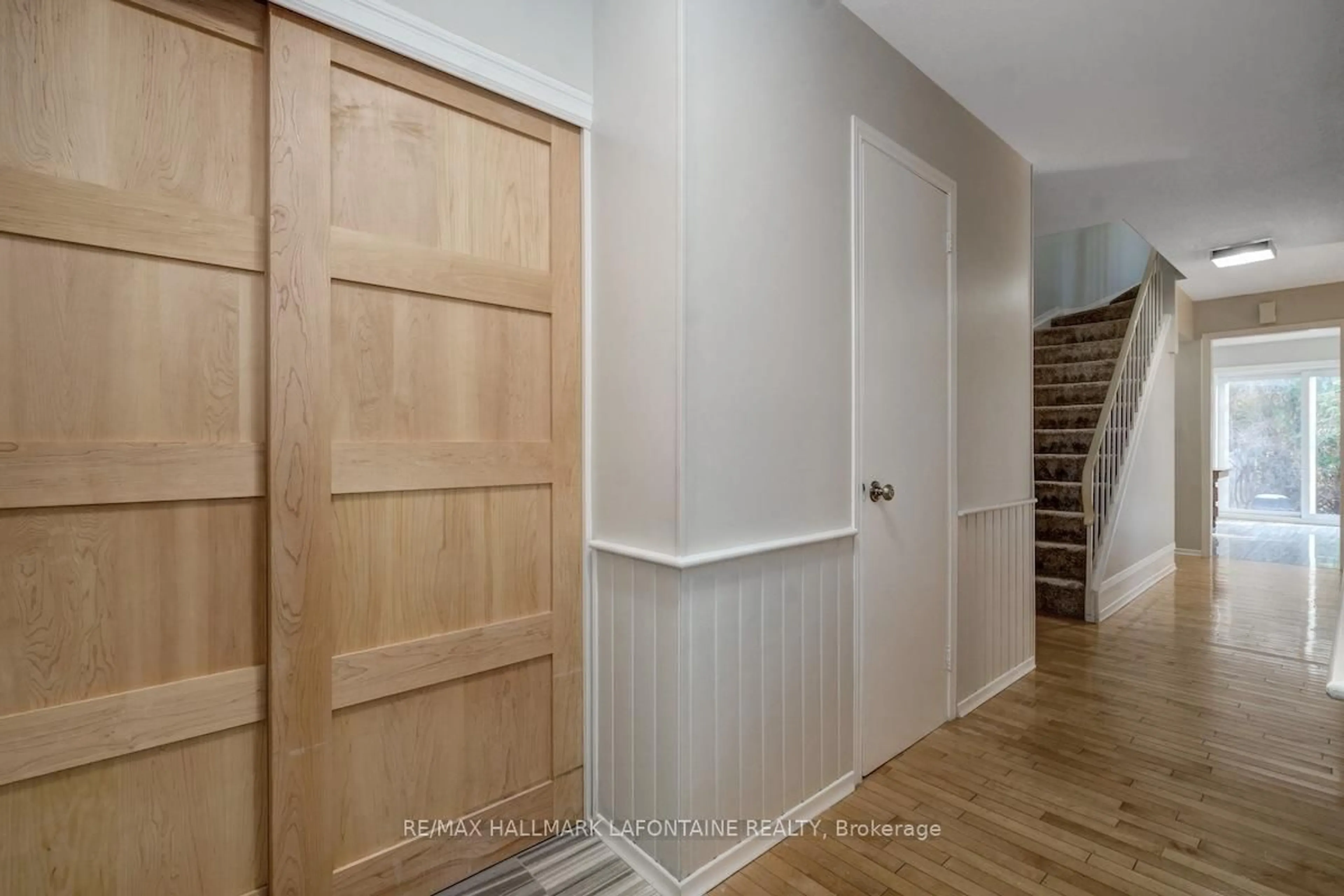 Indoor entryway for 3365 D'Aoust Ave, Ottawa Ontario K1T 1P3