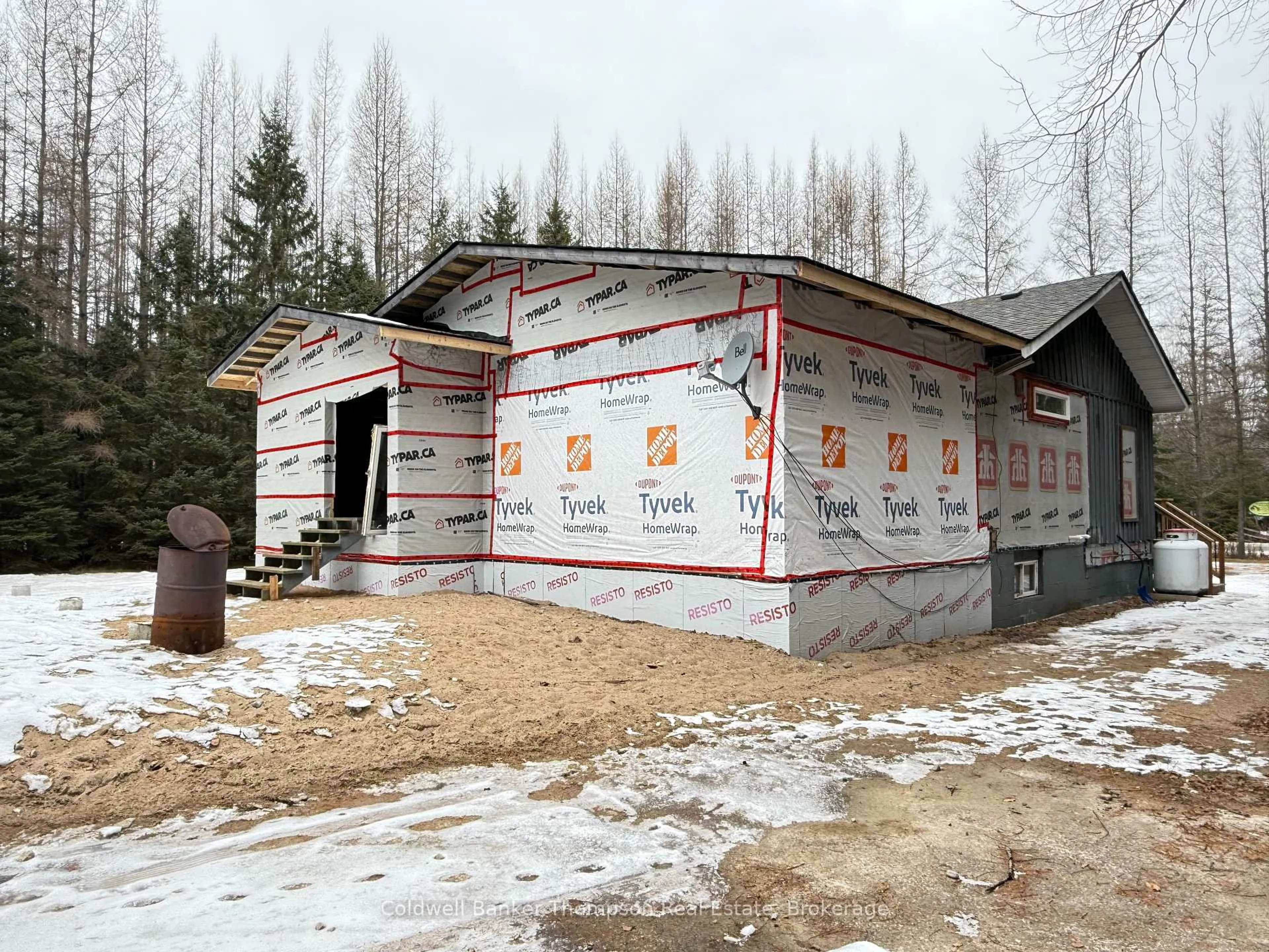 Home with vinyl exterior material, building for 3613 518 Highway, McMurrich/Monteith Ontario P0A 1Y0