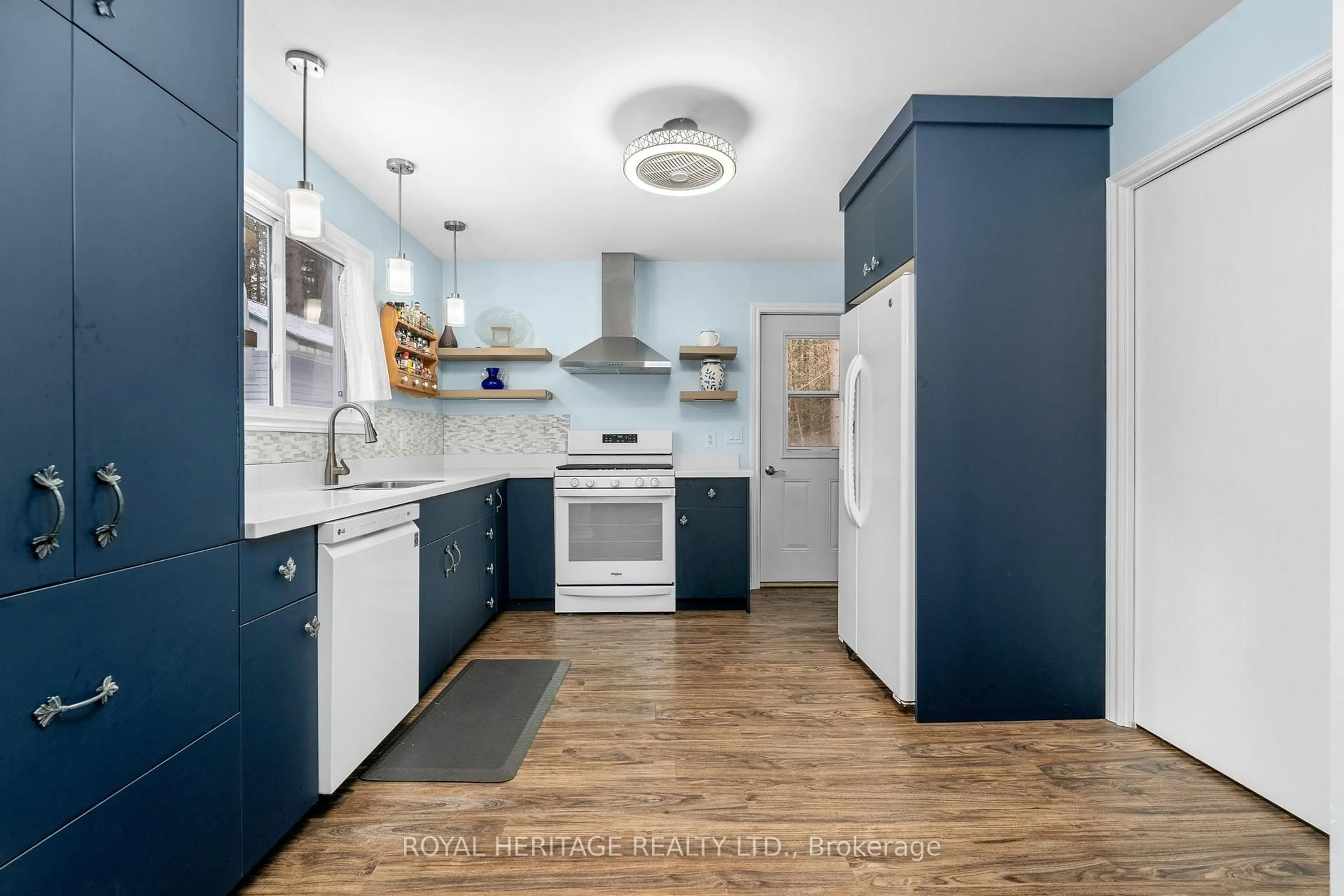 Open concept kitchen, unknown for 290 South Waseosa Lake Rd, Huntsville Ontario P1H 2N5