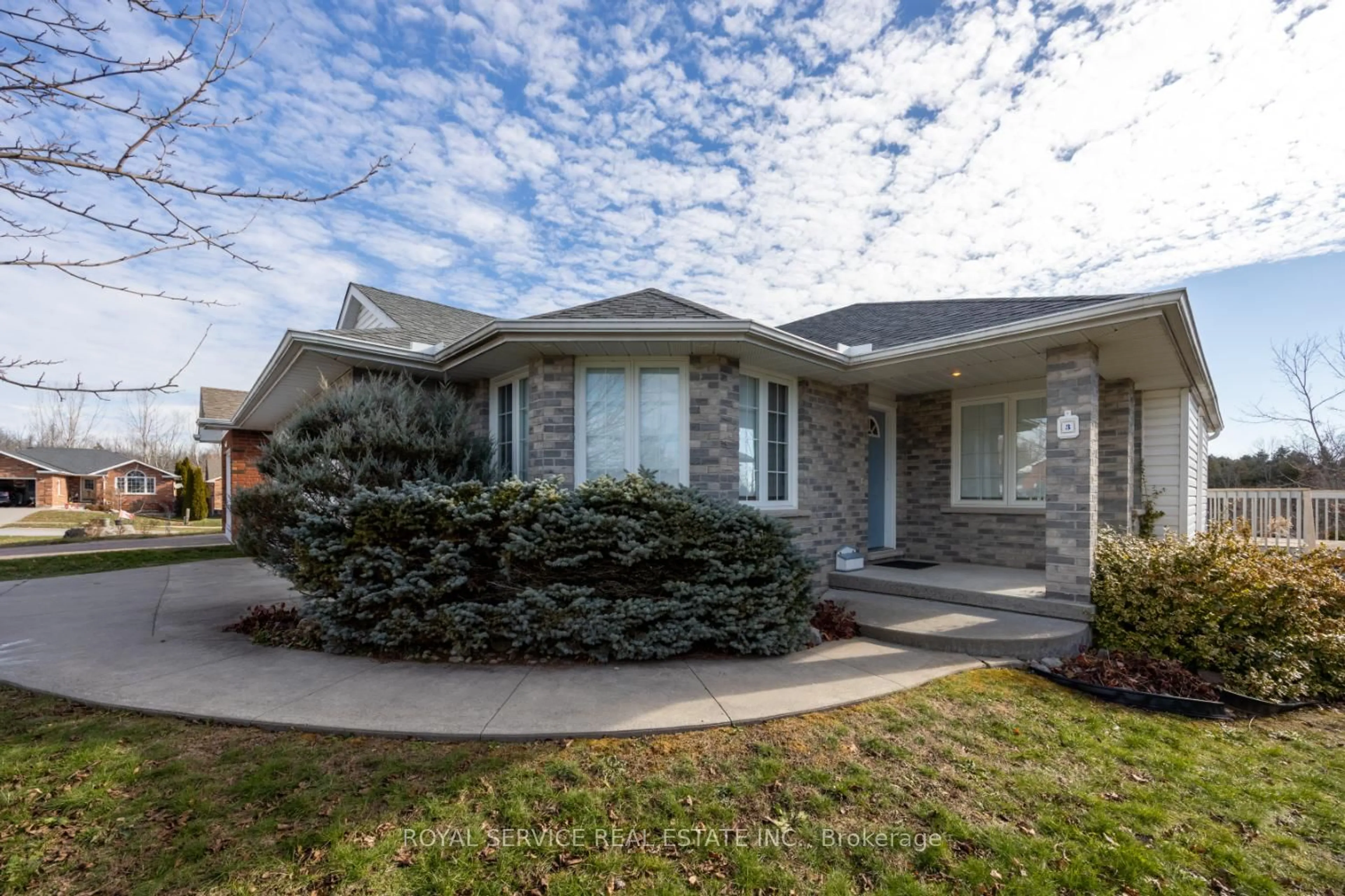 Home with brick exterior material, street for 3 Mahood Crt, Selwyn Ontario K0L 2H0