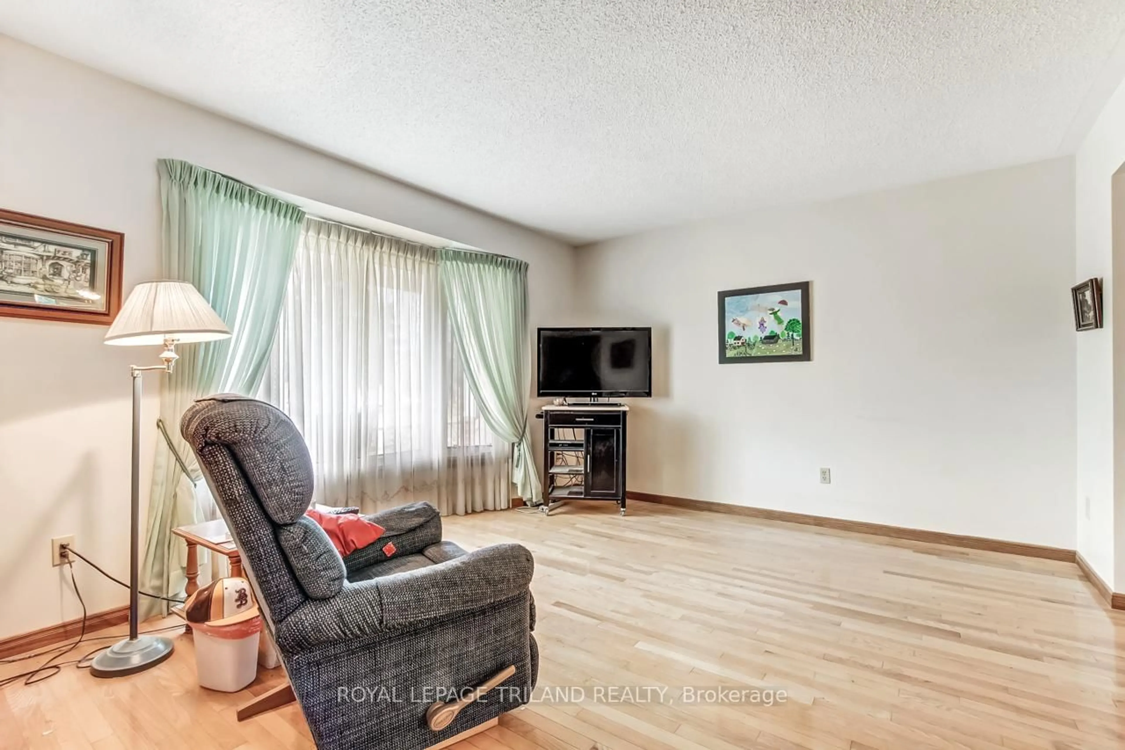 Living room with furniture, unknown for 306 Highview Dr, St. Thomas Ontario N5R 5W9