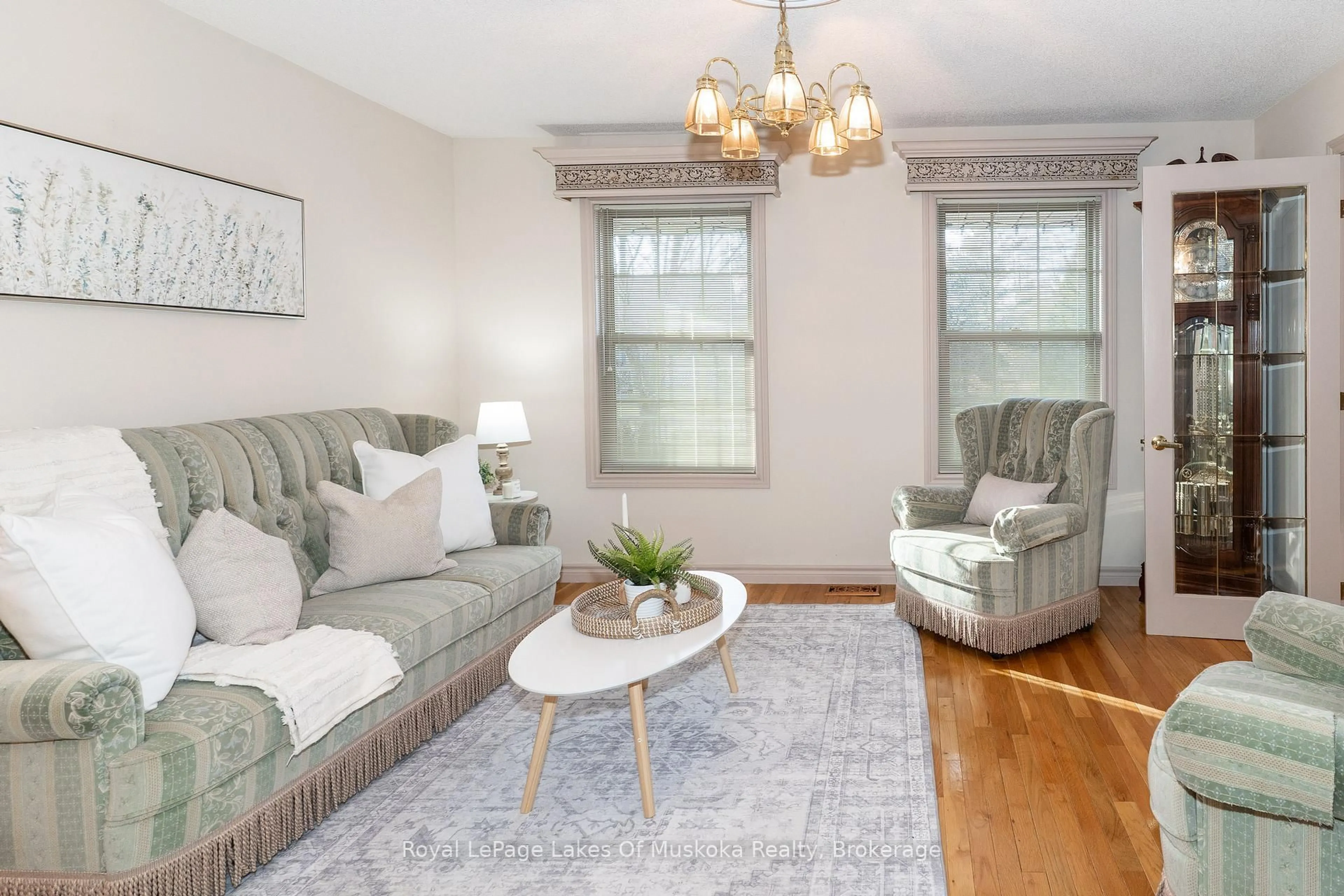 Living room with furniture, unknown for 107 Milton St, Bracebridge Ontario P1L 2G4