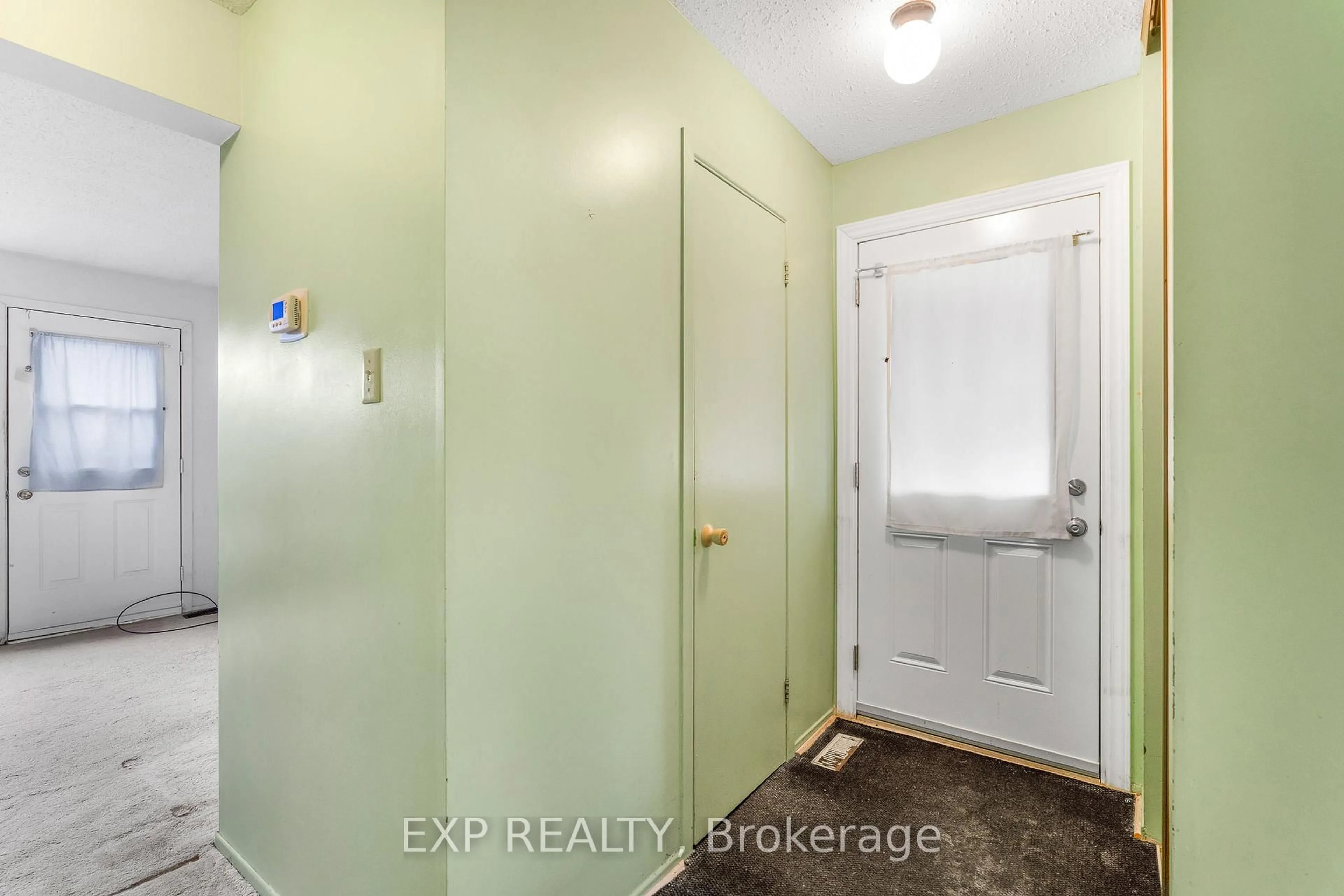 Indoor entryway for 2276 Orient Park Dr #48, Ottawa Ontario K1B 4Z7
