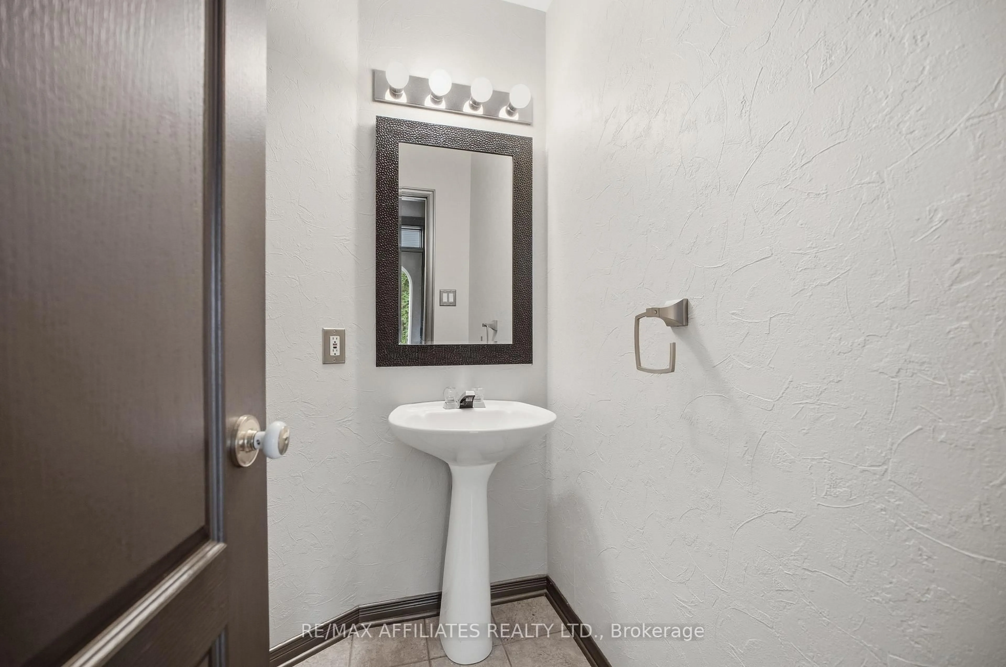 Standard bathroom, ceramic/tile floor for 137 Hearst Way, Ottawa Ontario K2L 4G5