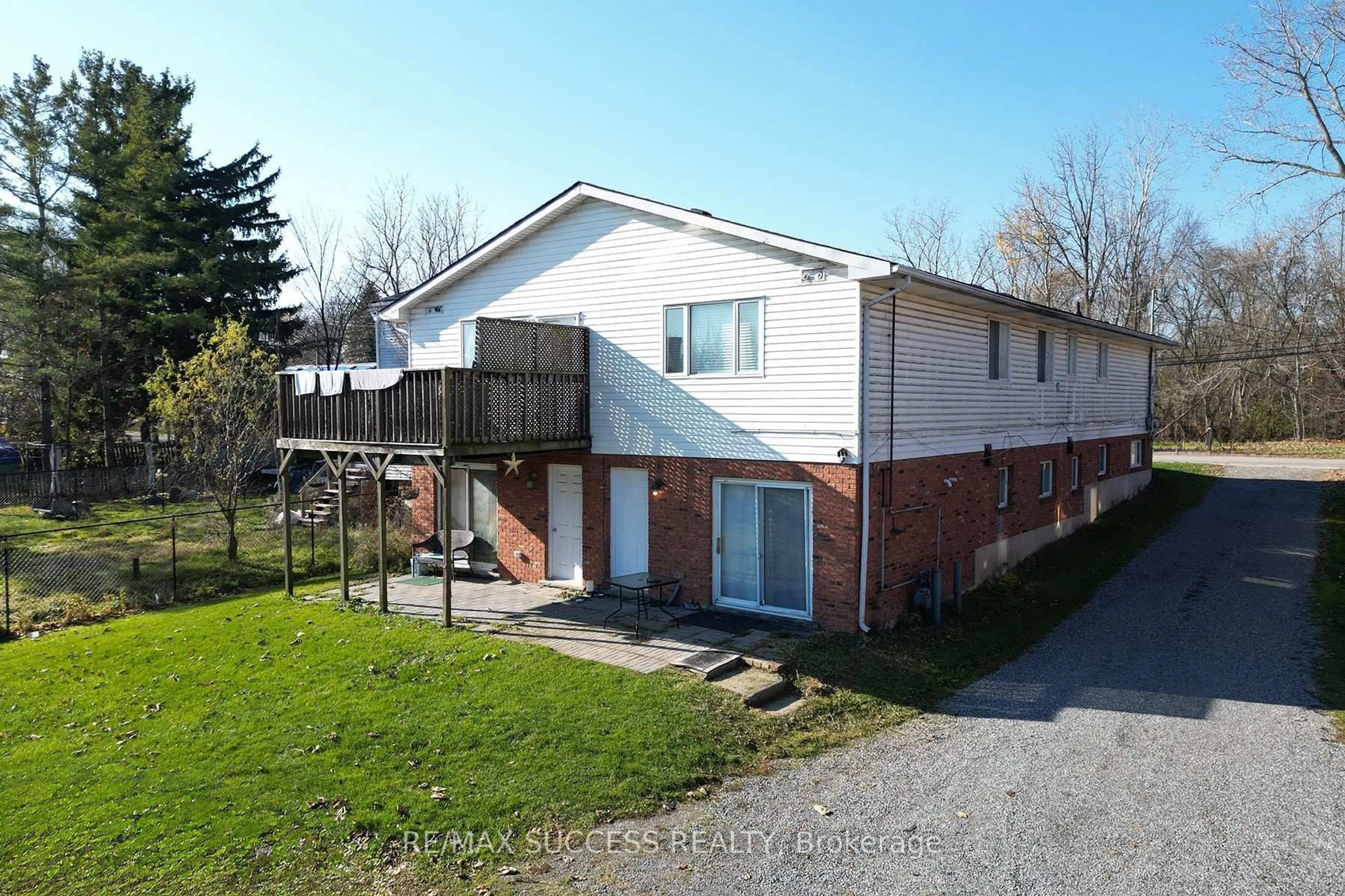 A pic from outside/outdoor area/front of a property/back of a property/a pic from drone, building for 32 & 34 River St, Thorold Ontario L0S 1K0
