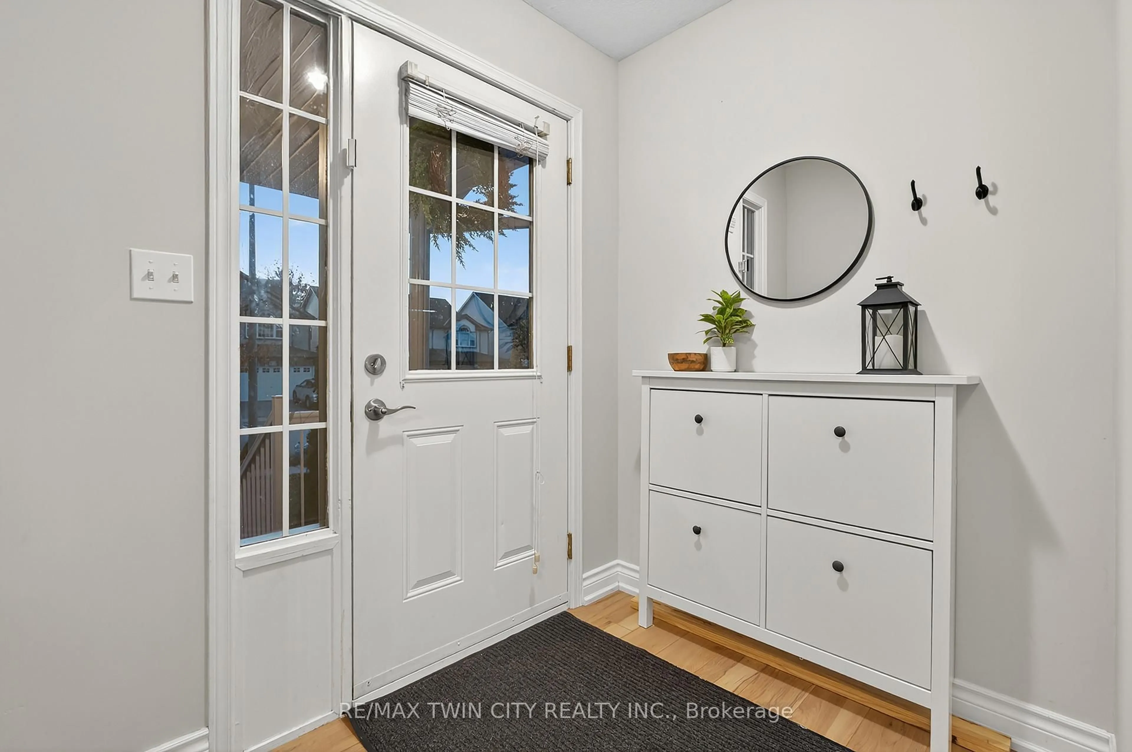 Indoor entryway for 70 Cannes St, Kitchener Ontario N2R 1V2