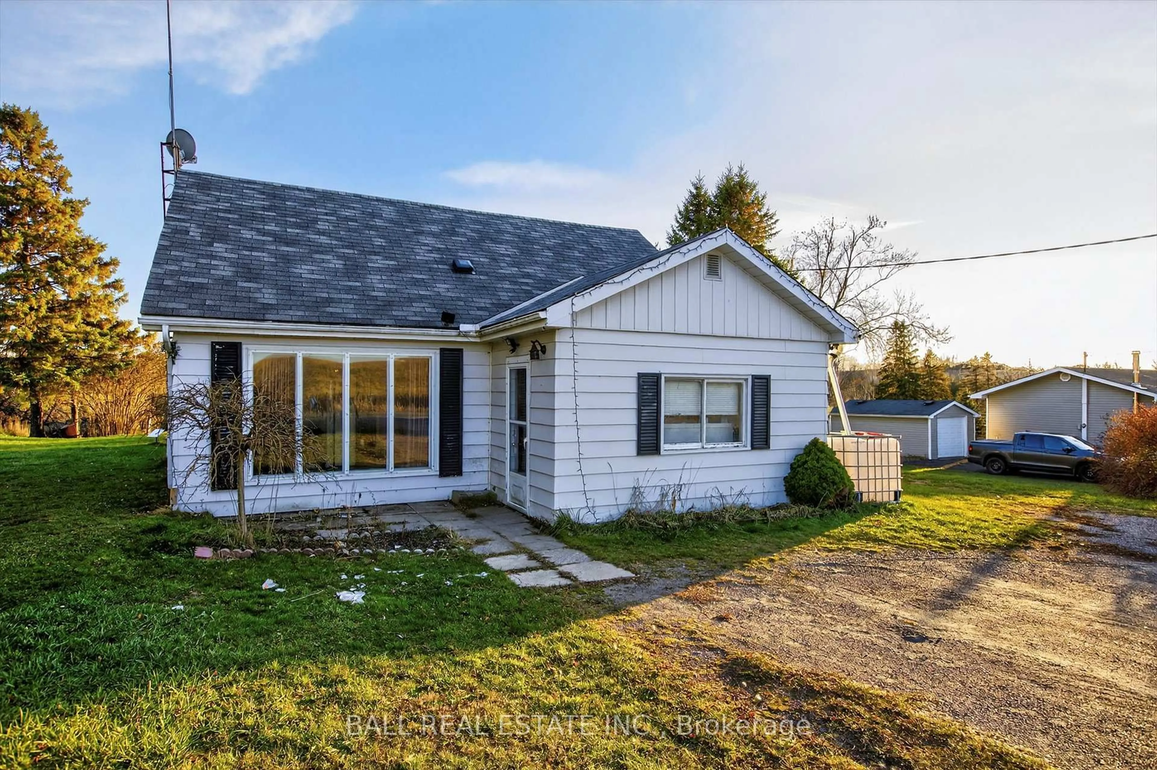 Home with vinyl exterior material, street for 1095 Yankee Line, Selwyn Ontario K0L 1T0