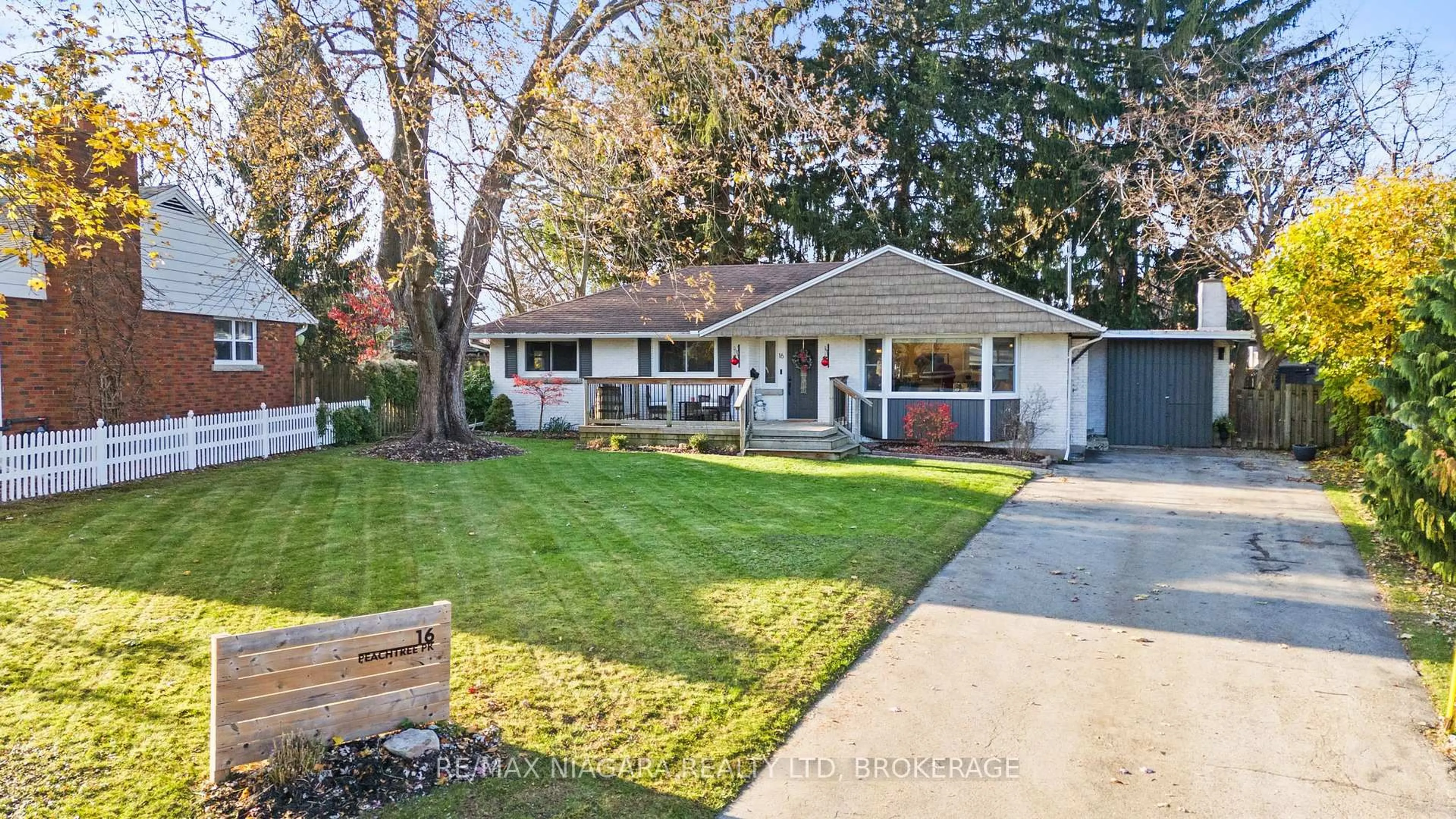 Home with vinyl exterior material, street for 16 Peachtree Park, Pelham Ontario L0S 1E0