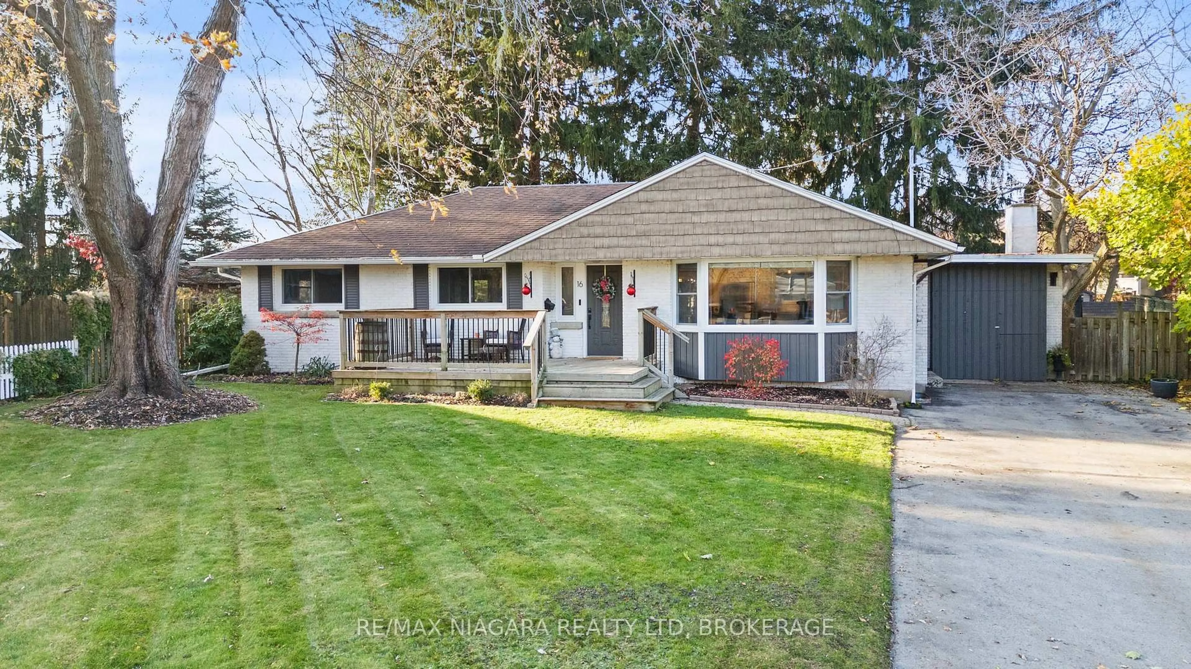 Home with vinyl exterior material, street for 16 Peachtree Park, Pelham Ontario L0S 1E0