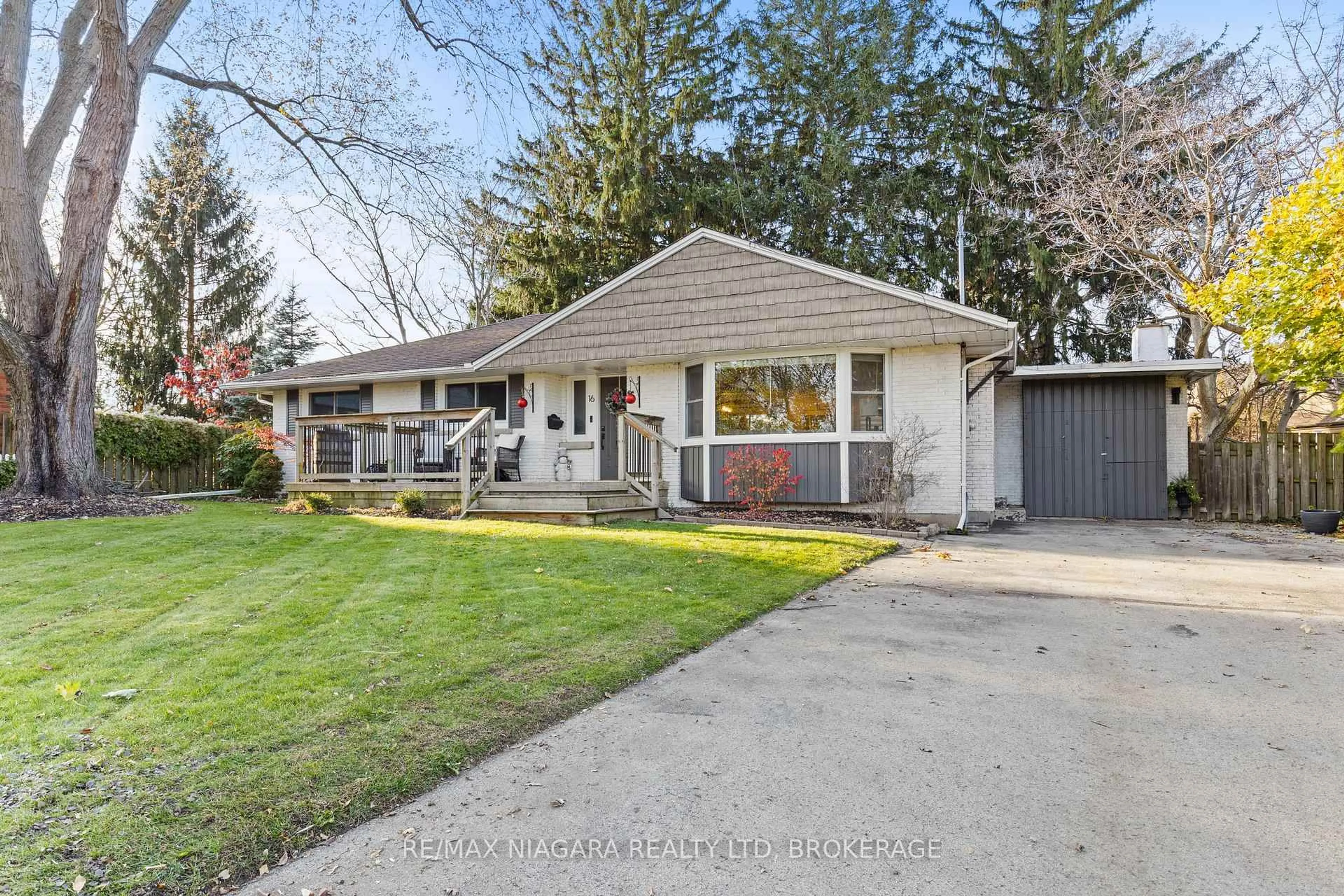 Home with vinyl exterior material, street for 16 Peachtree Park, Pelham Ontario L0S 1E0