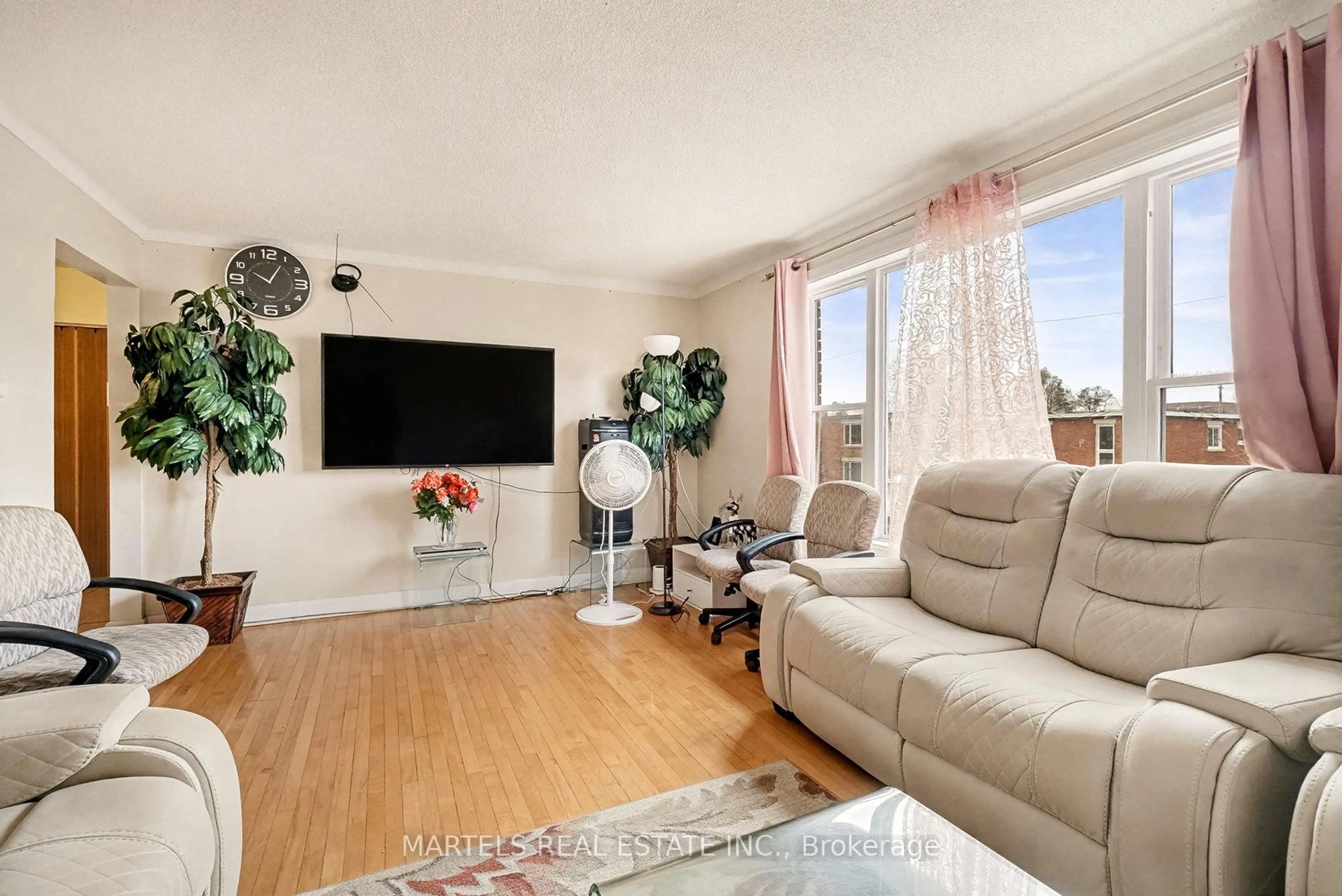 Living room with furniture, unknown for 109 Lavergne St, Ottawa Ontario K1L 5E6