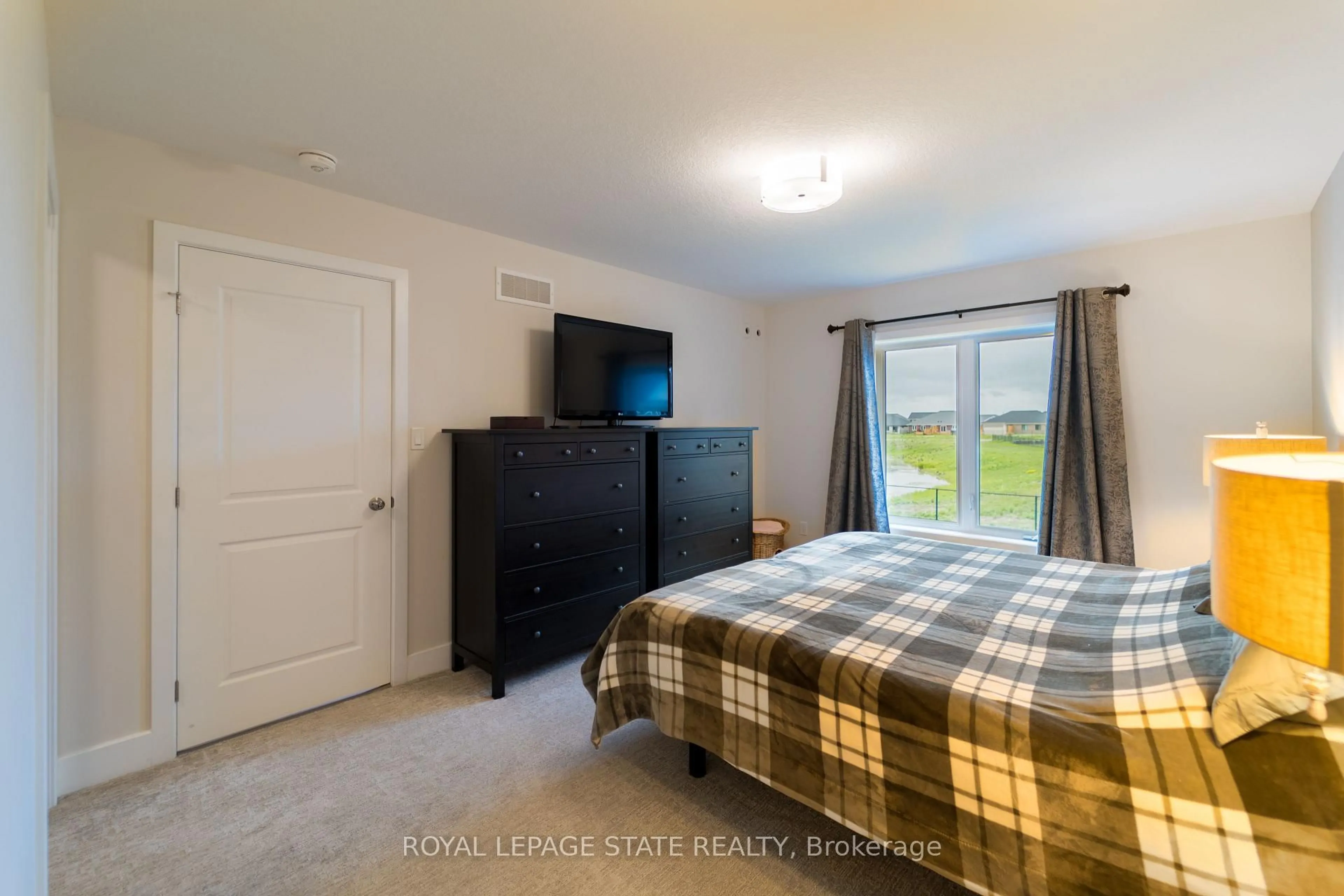 A pic of a room for 8 Harlequin Crt, St. Thomas Ontario N5R 0L5