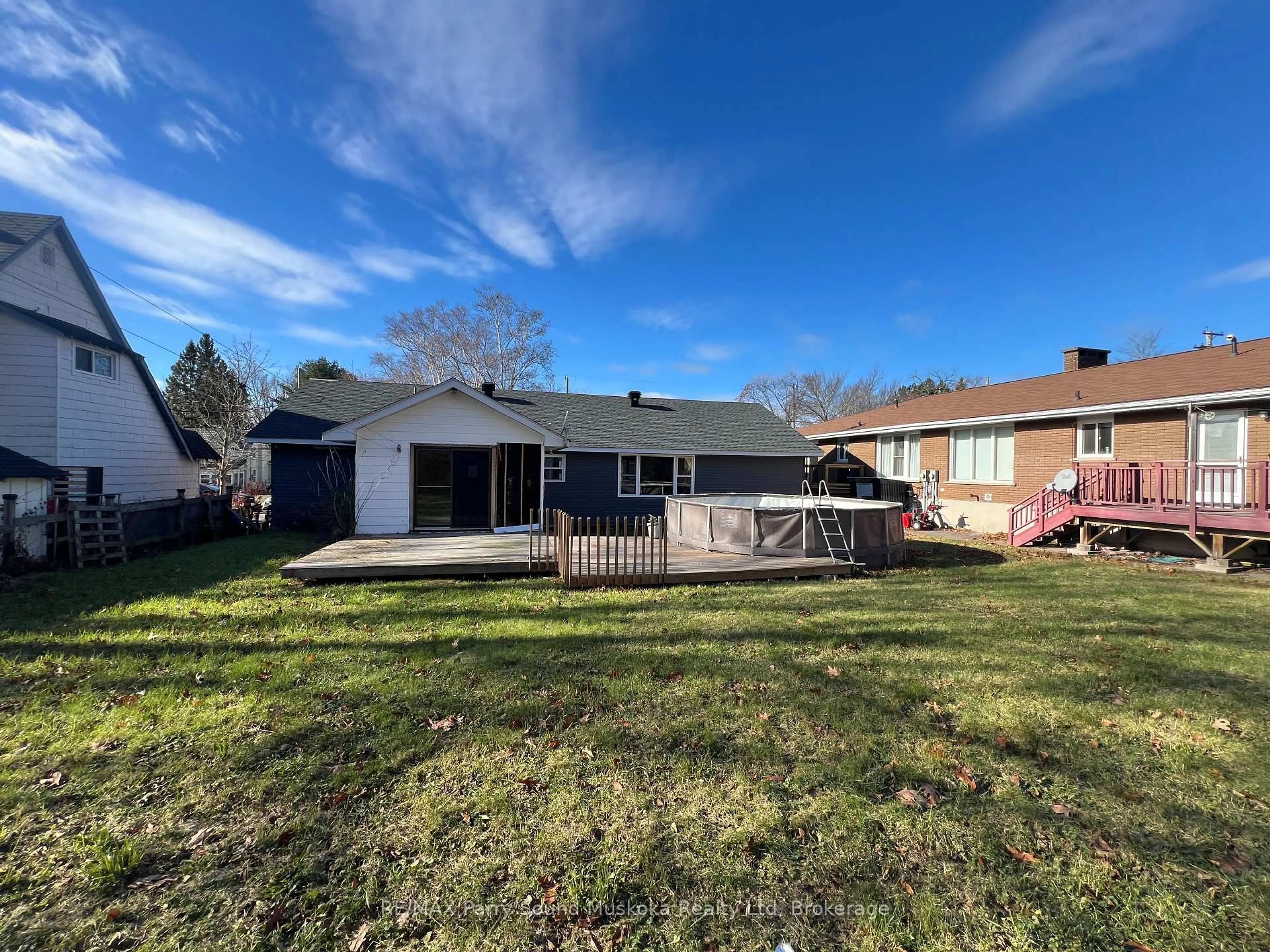 A pic from outside/outdoor area/front of a property/back of a property/a pic from drone, street for 119 Gibson St, Parry Sound Ontario P2A 1X6