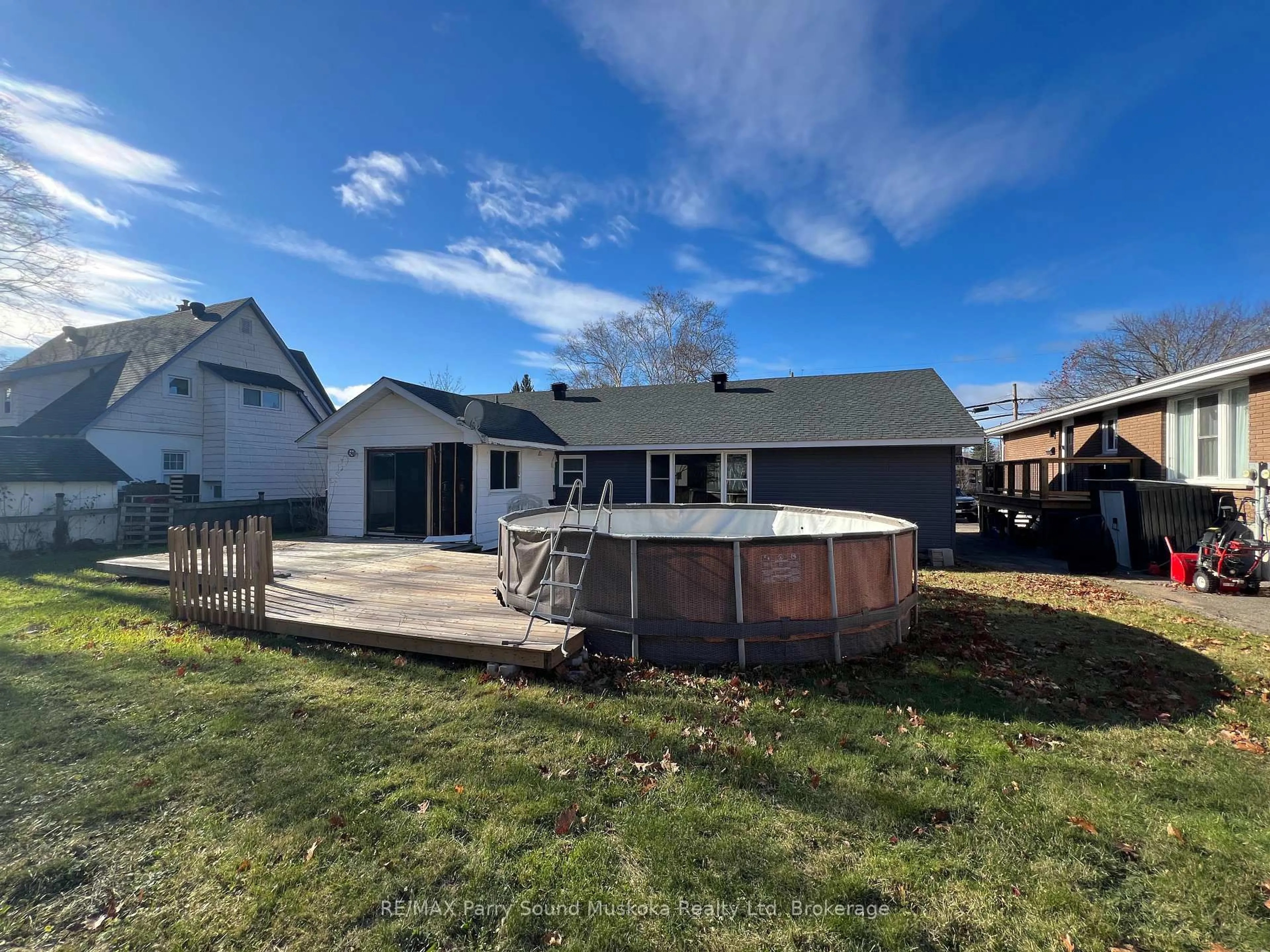 A pic from outside/outdoor area/front of a property/back of a property/a pic from drone, unknown for 119 Gibson St, Parry Sound Ontario P2A 1X6