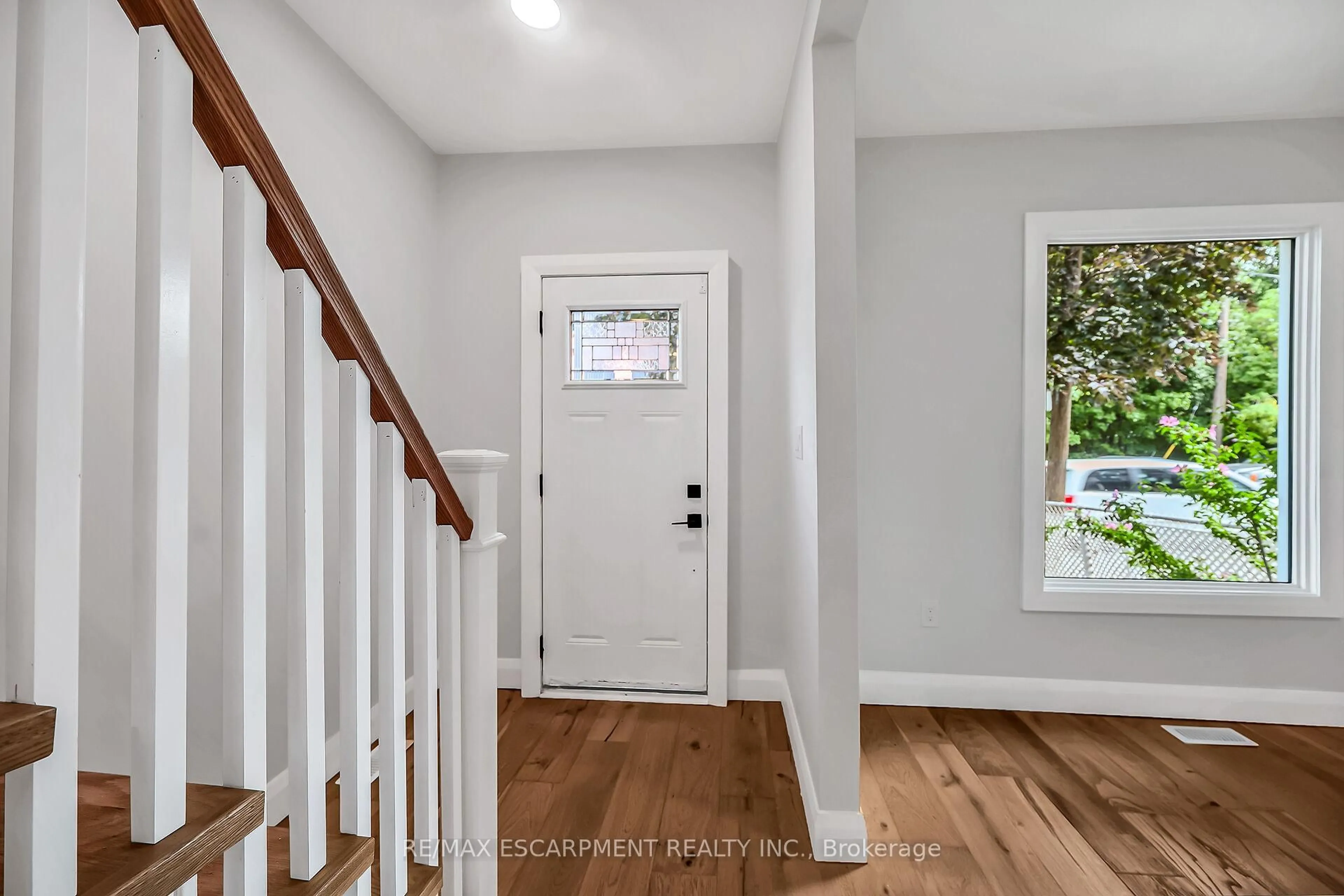 Indoor entryway for 193 Glendale Ave, Hamilton Ontario L8L 7K2