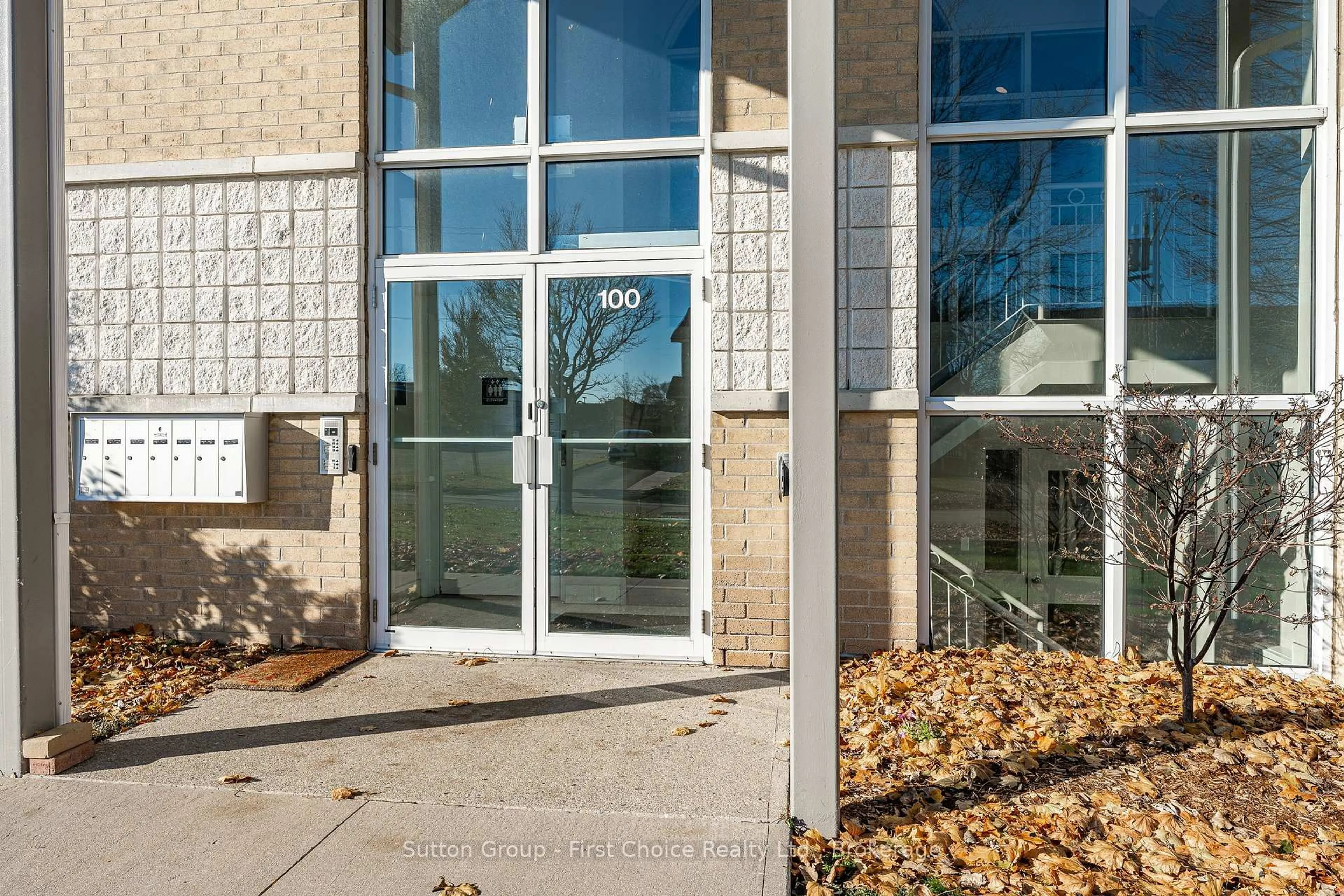 Indoor foyer for 100 Gordon St #201, Stratford Ontario N5A 7T8