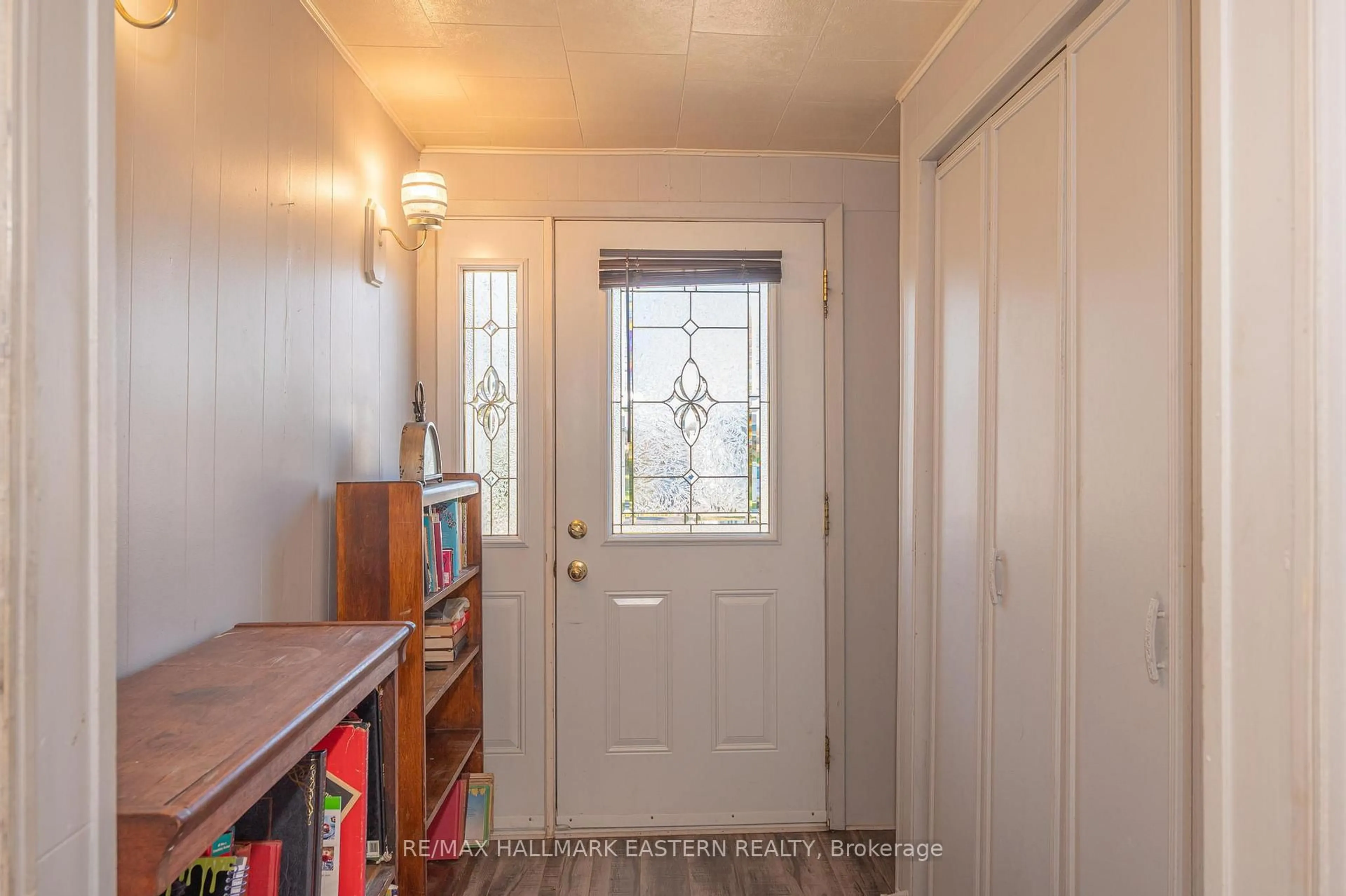 Indoor entryway for 23 Valleyview Dr, Hamilton Township Ontario K9A 0X1
