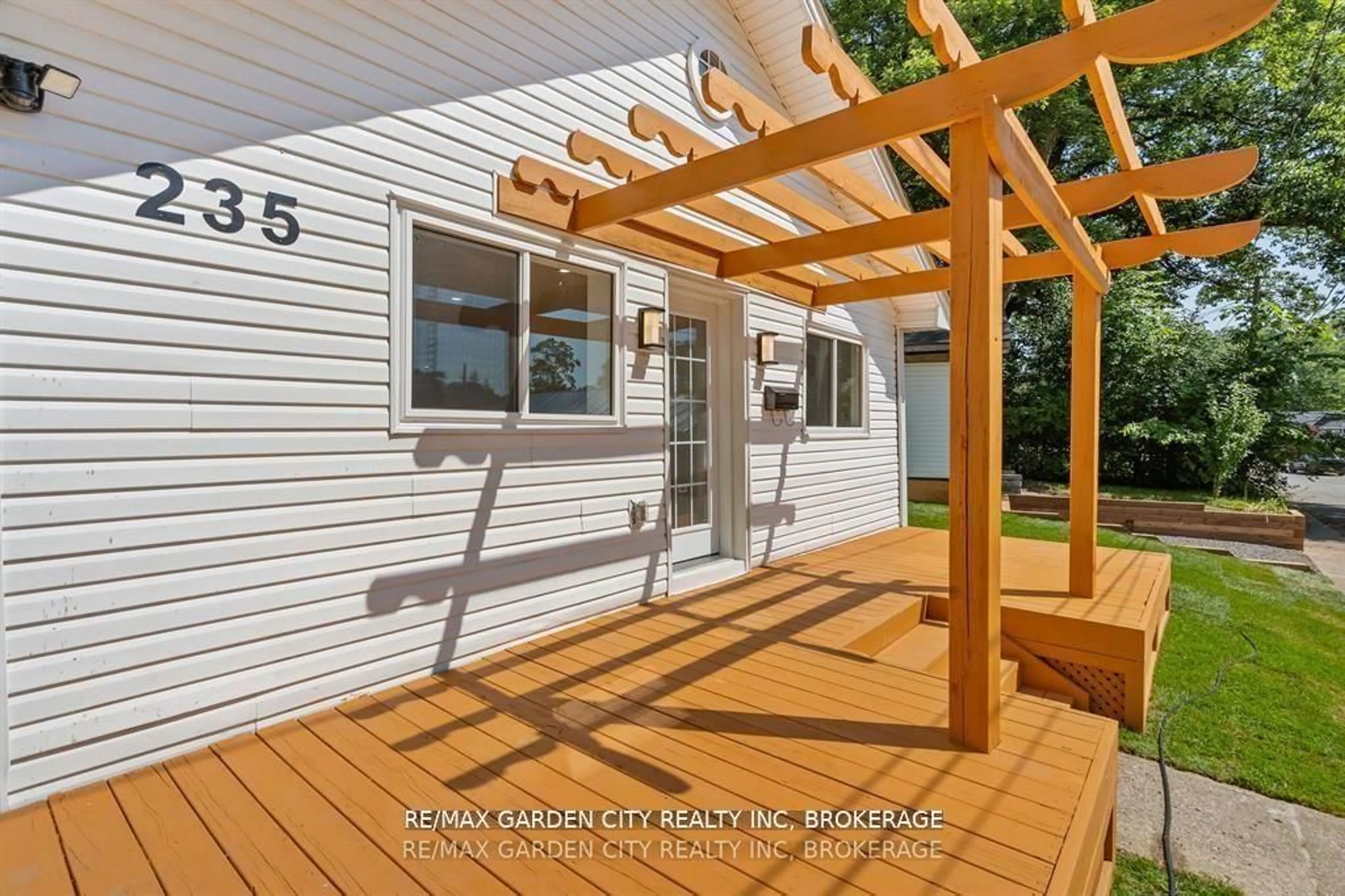 Patio, unknown for 235 Lincoln Rd, Fort Erie Ontario L0S 1B0