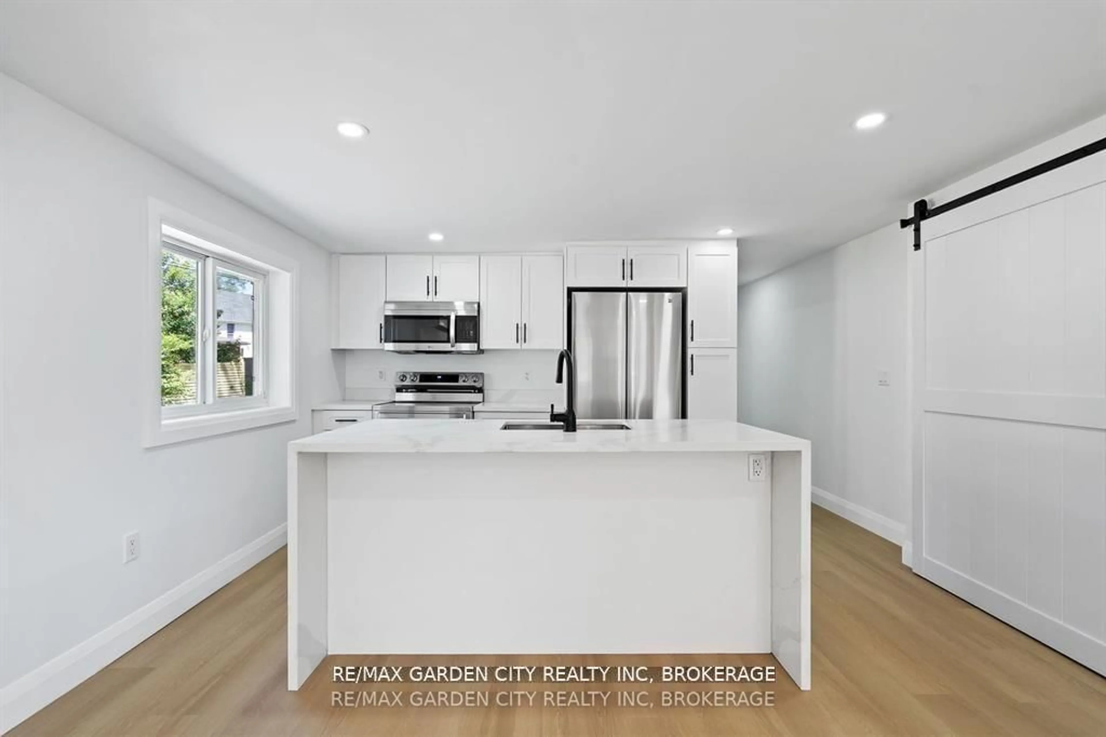 Open concept kitchen, ceramic/tile floor for 235 Lincoln Rd, Fort Erie Ontario L0S 1B0