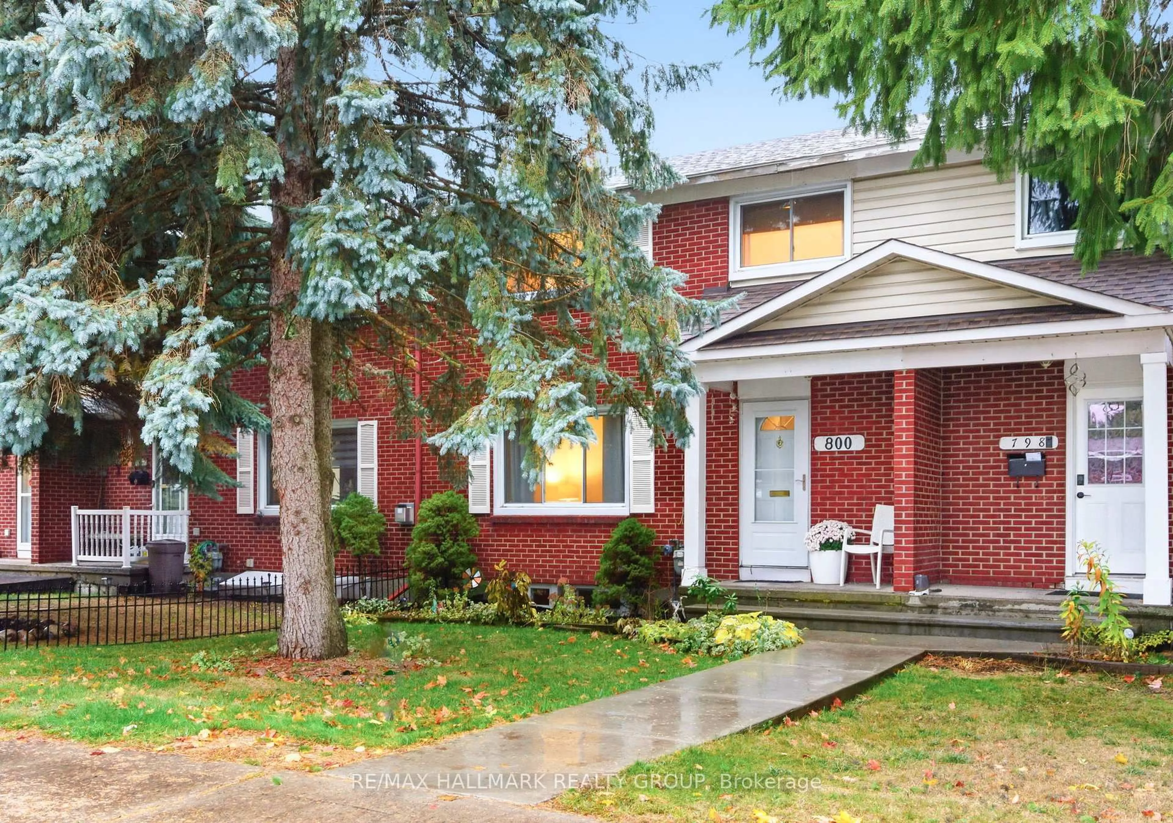 Home with brick exterior material, street for 800 Cummings Ave, Ottawa Ontario K1K 2L2