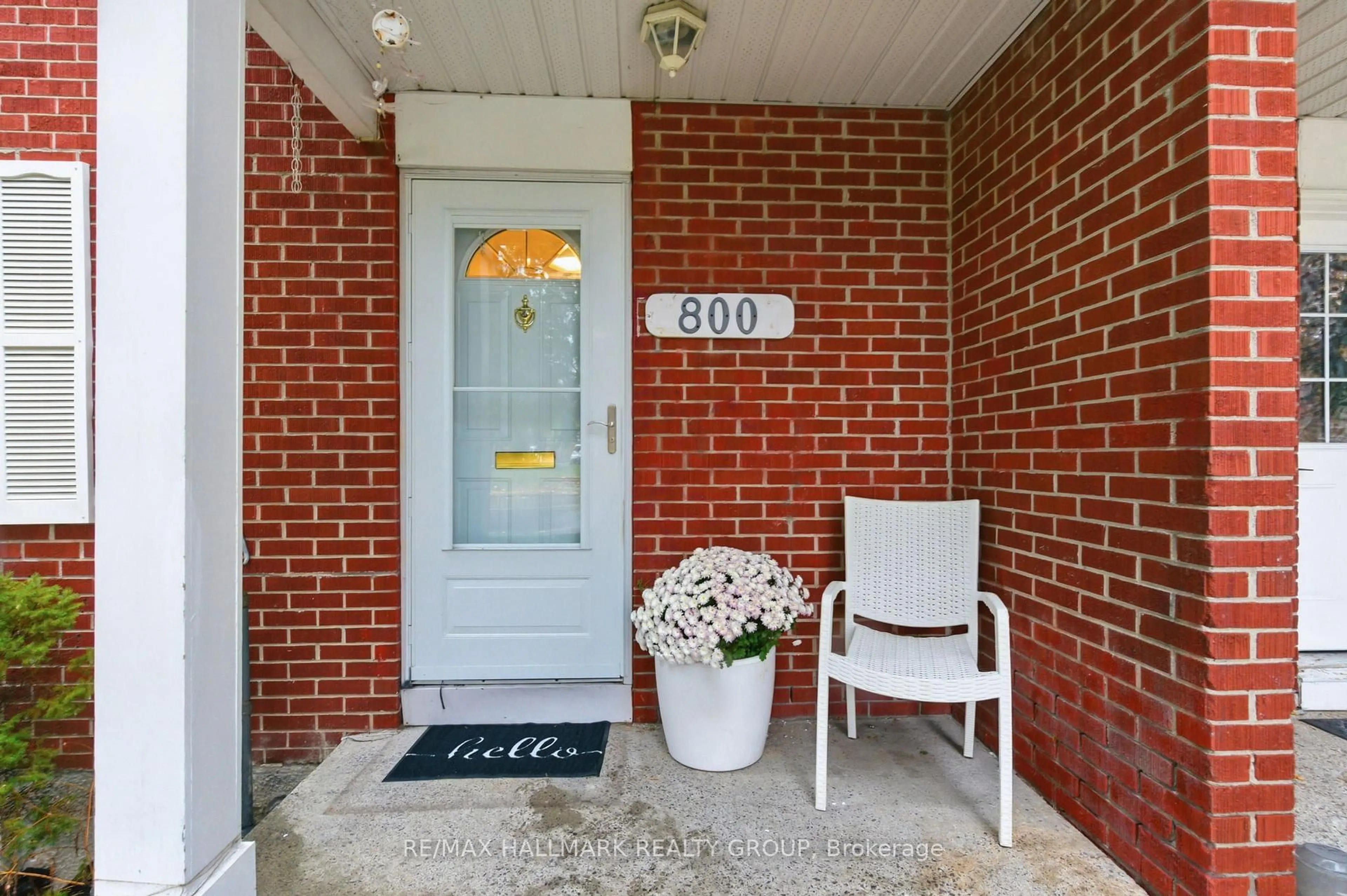 Indoor entryway for 800 Cummings Ave, Ottawa Ontario K1K 2L2