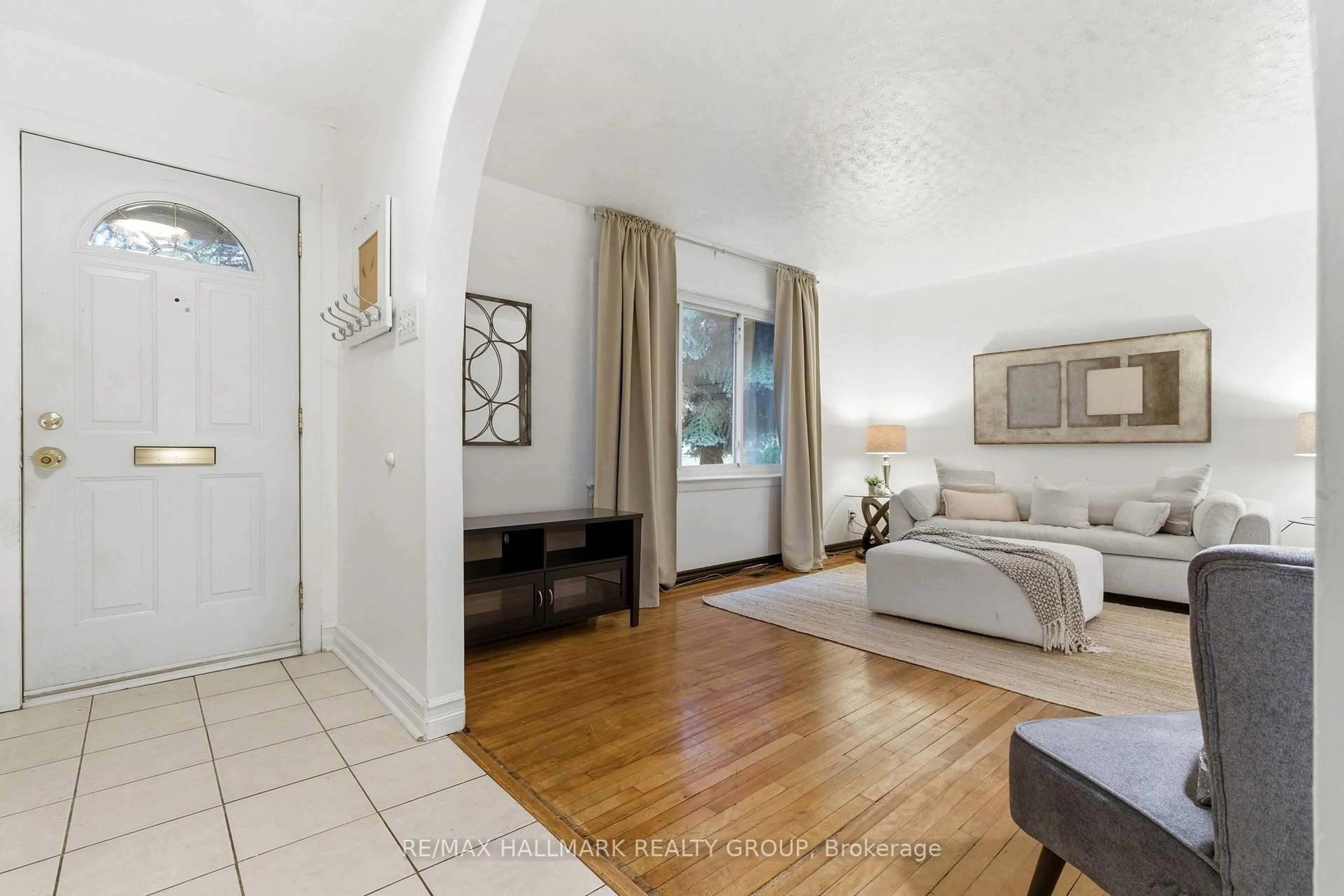 Unknown for 800 Cummings Ave, Ottawa Ontario K1K 2L2