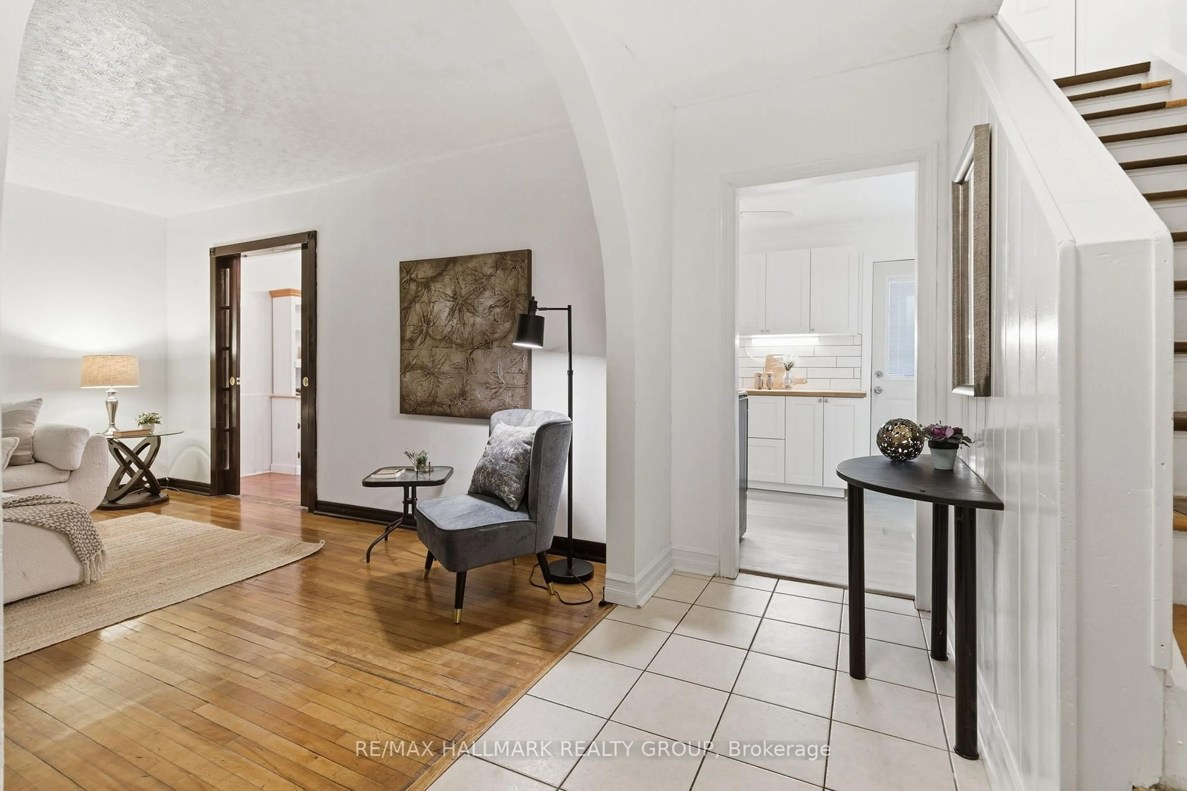 Indoor entryway for 800 Cummings Ave, Ottawa Ontario K1K 2L2