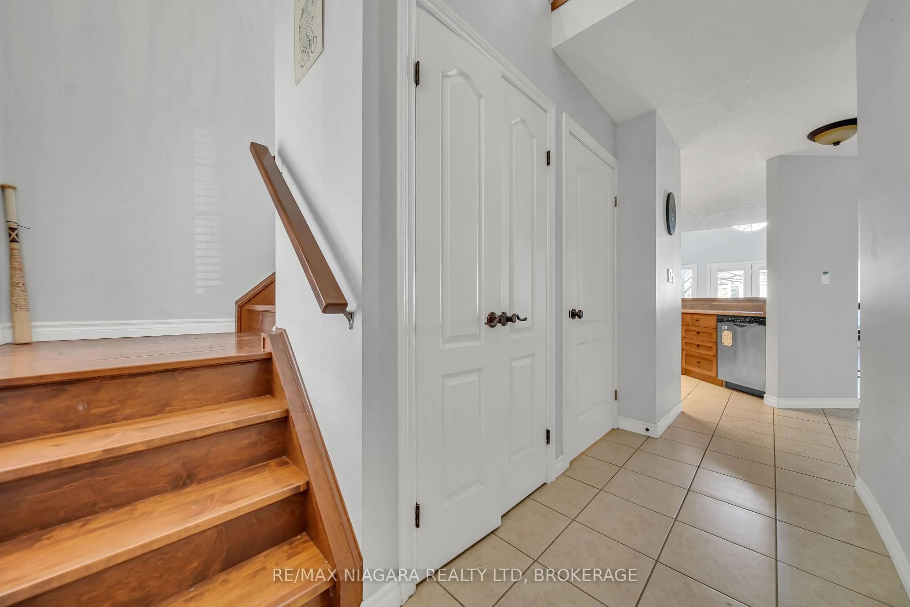 Indoor entryway for 165 TERRAVIEW Cres #81, Guelph Ontario N1G 5G9