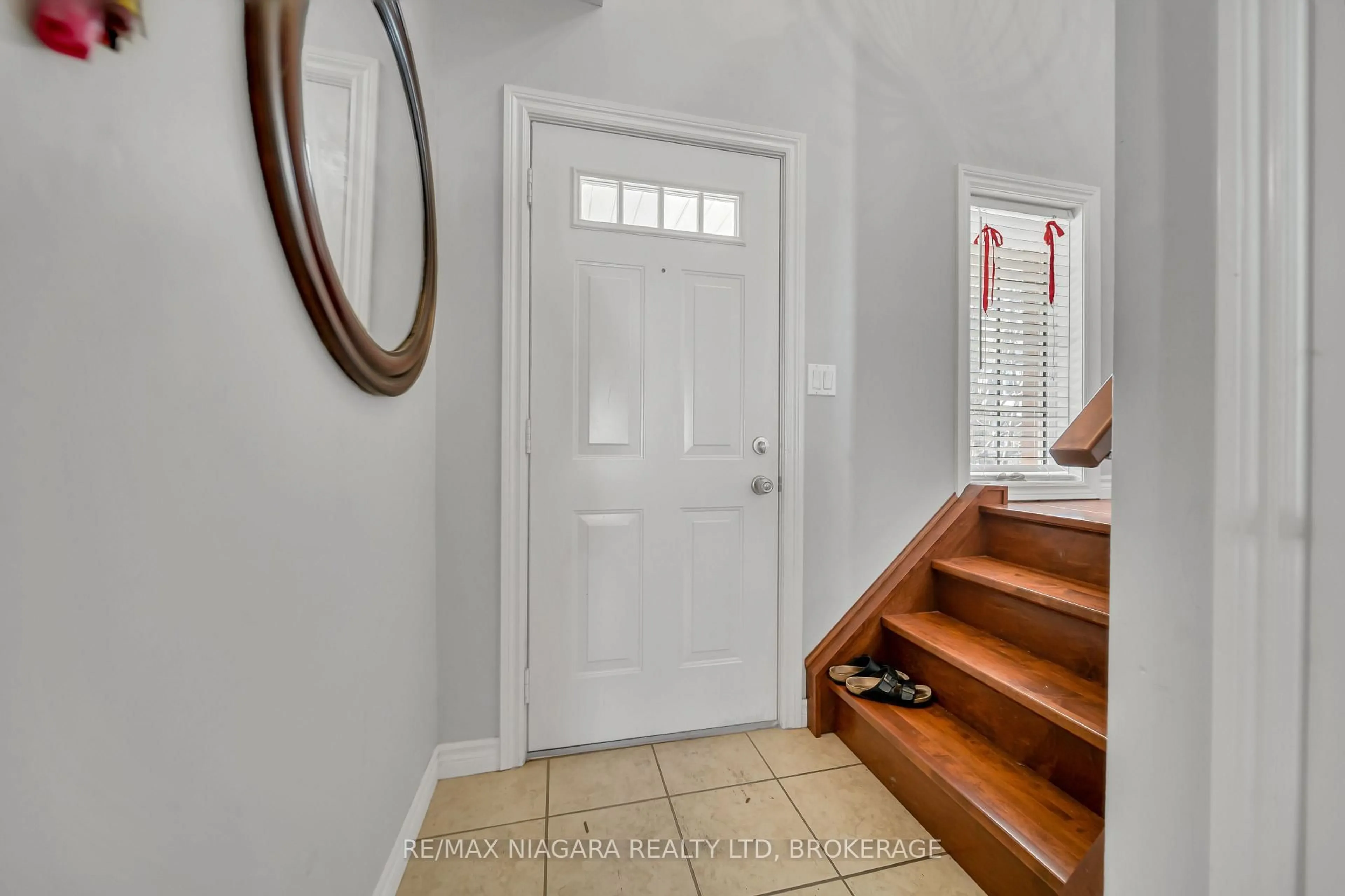 Indoor entryway for 165 TERRAVIEW Cres #81, Guelph Ontario N1G 5G9