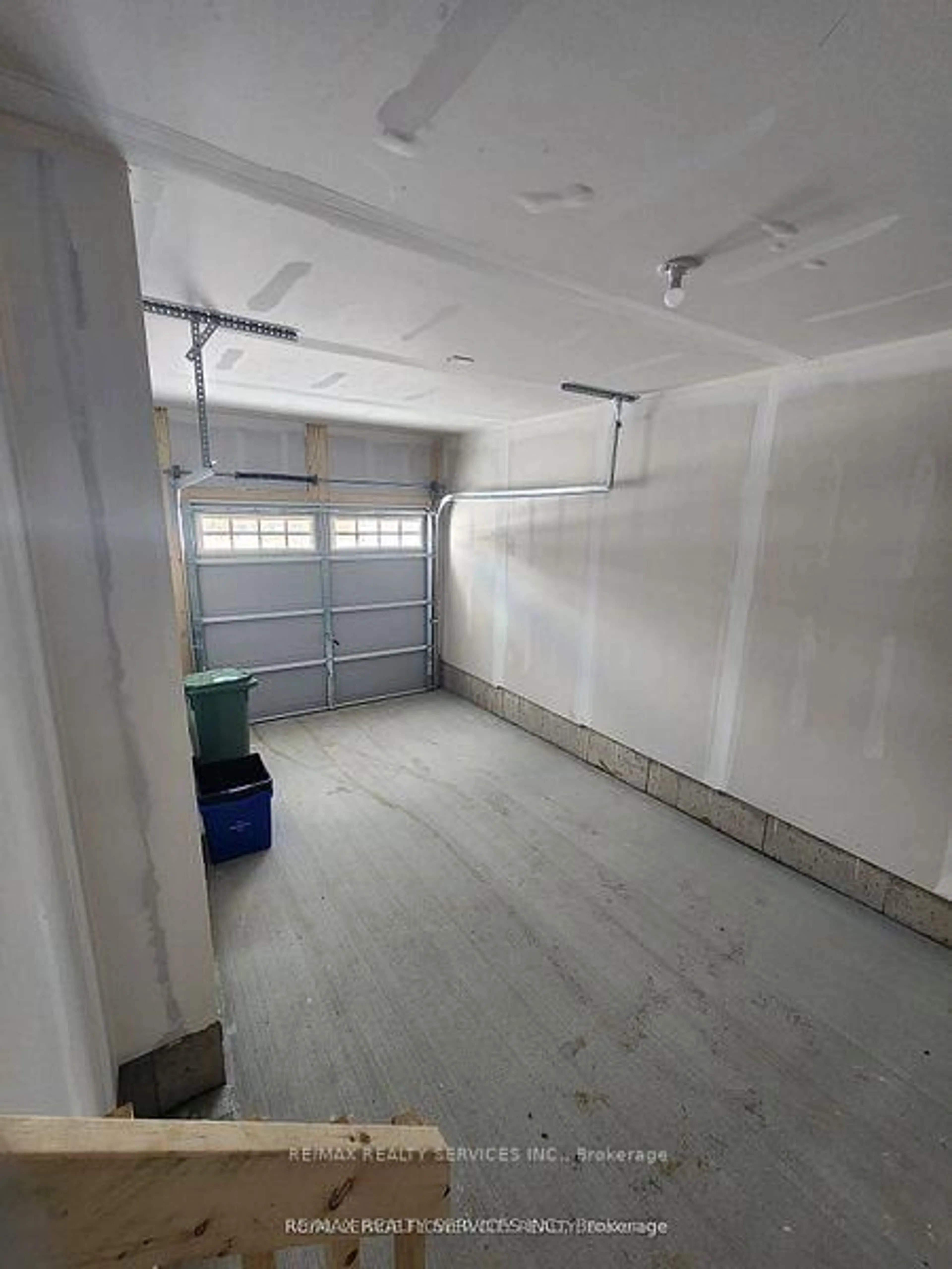 Indoor garage for 726 Rouncey Rd, Ottawa Ontario K2S 1B6