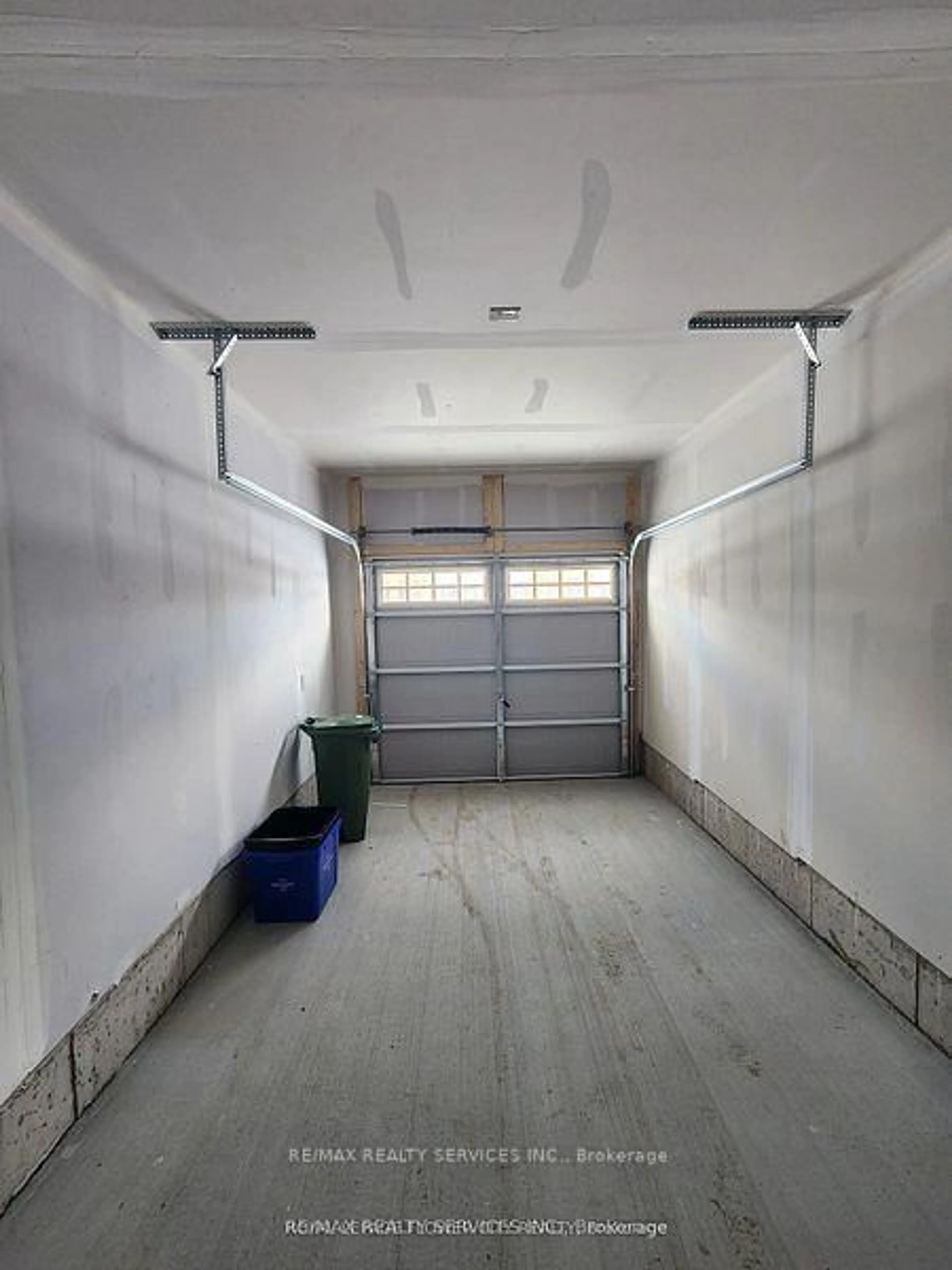 Indoor garage for 726 Rouncey Rd, Ottawa Ontario K2S 1B6