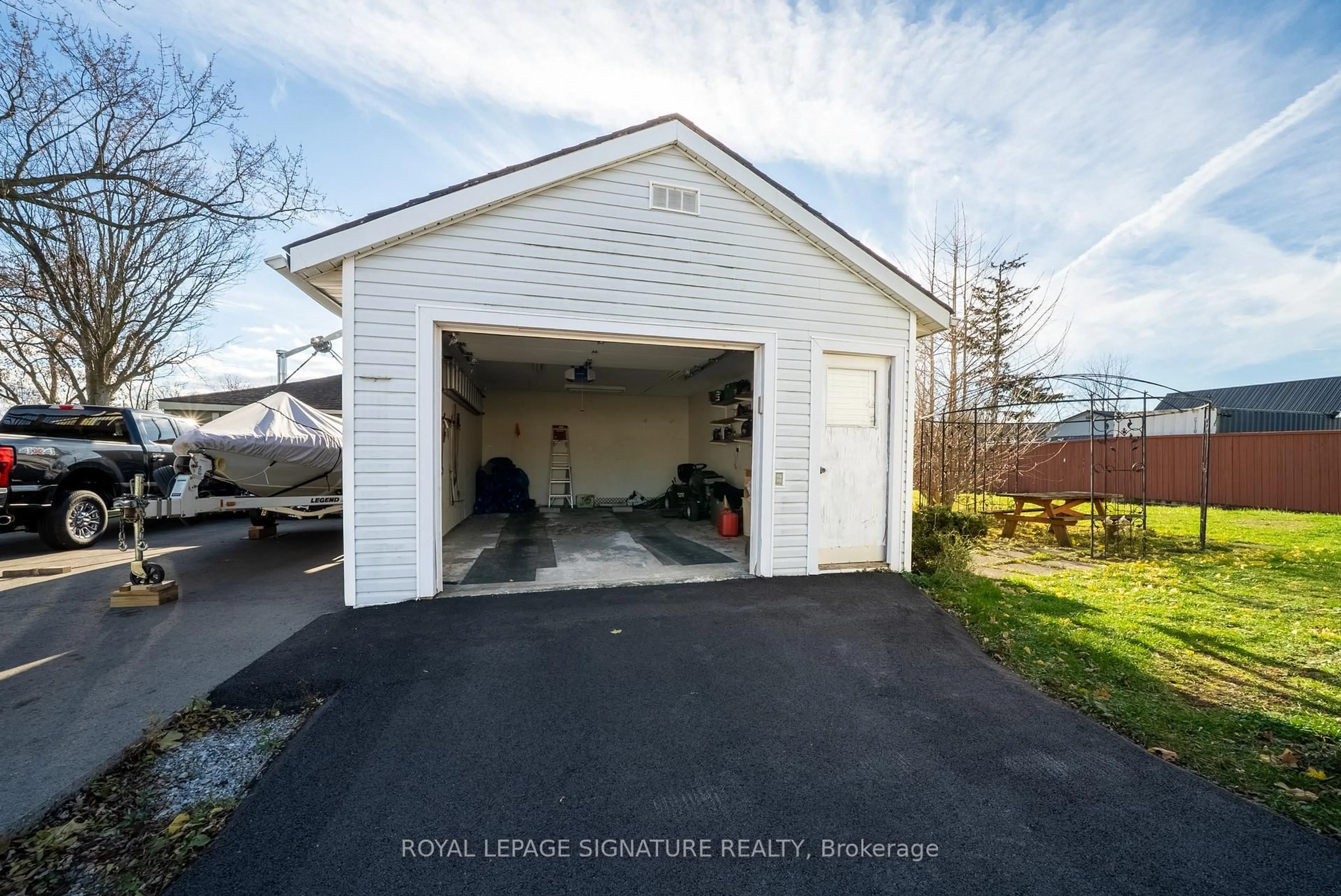 Indoor garage for 9037 Airport Rd, Hamilton Ontario L0R 1W0