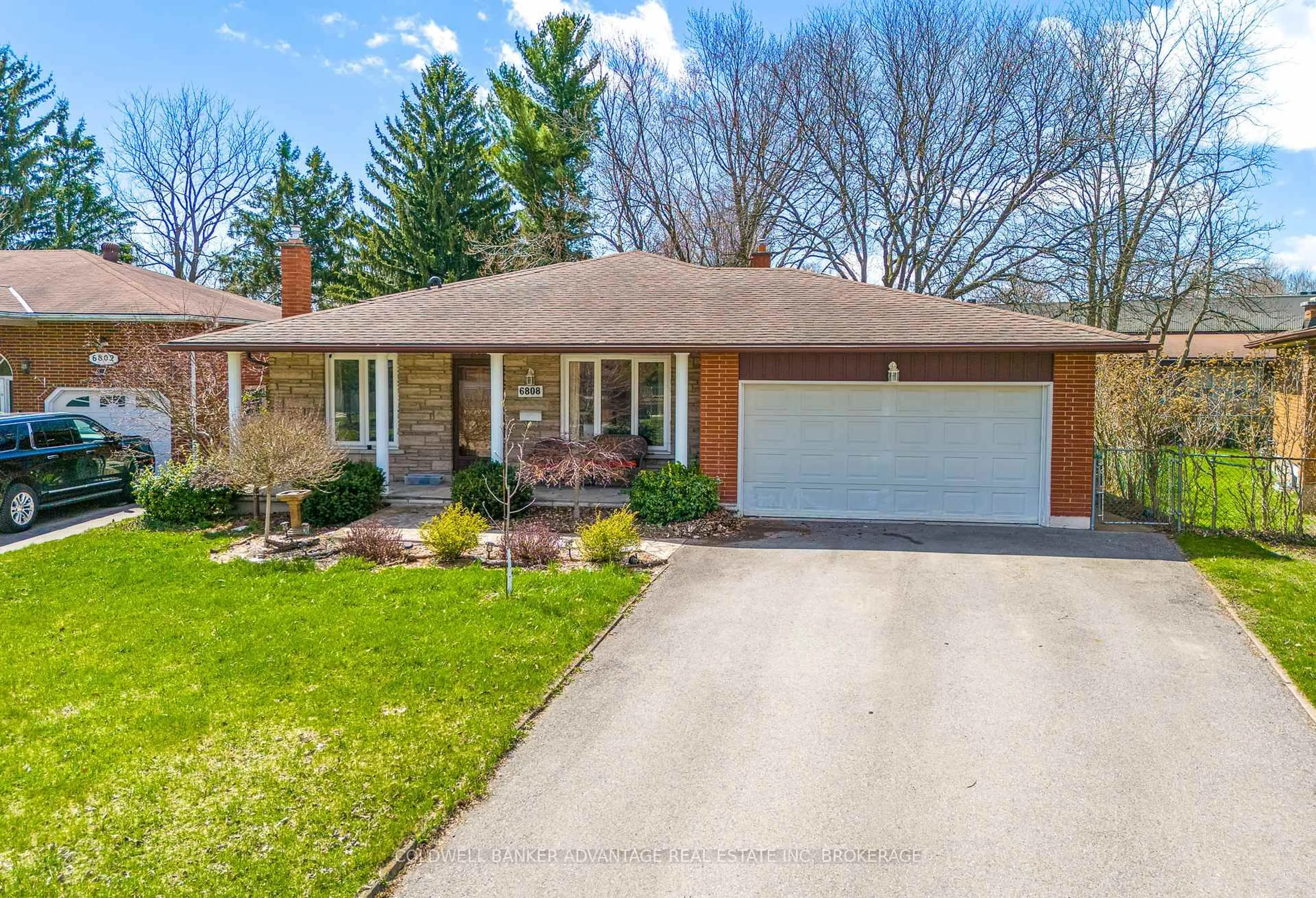 Home with brick exterior material, street for 6808 Corwin Cres, Niagara Falls Ontario L2G 2M7