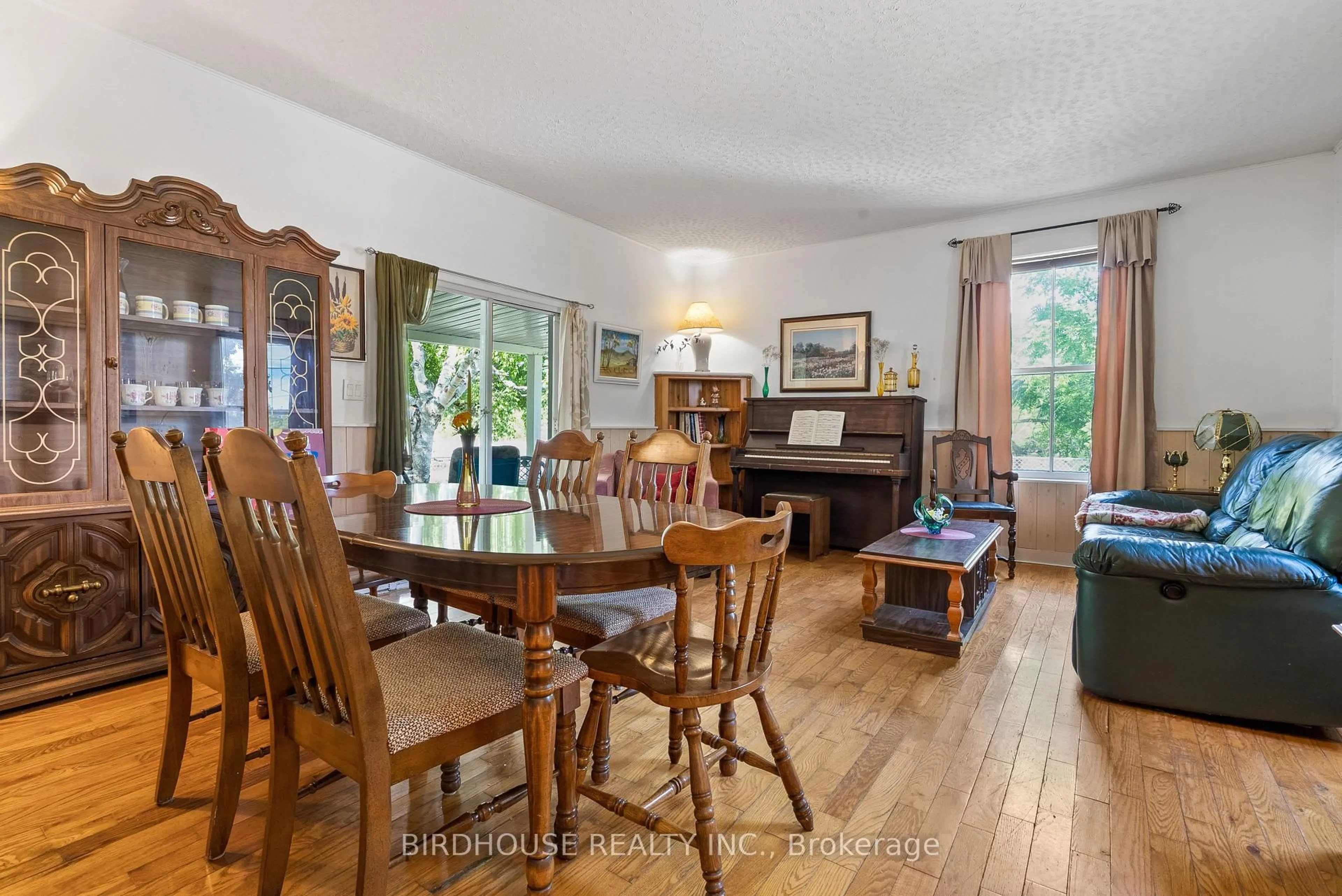 Dining room, wood/laminate floor for 70 Ridout St, Kawartha Lakes Ontario K9V 2B8