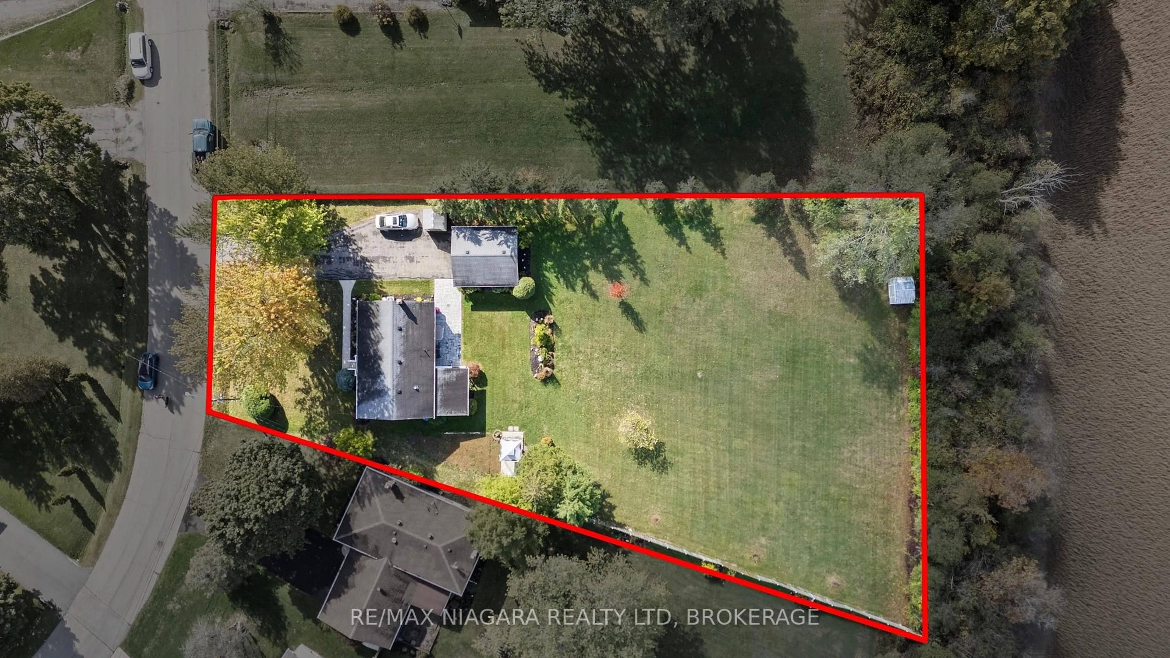 A pic from outside/outdoor area/front of a property/back of a property/a pic from drone, street for 61 Coronation Rd, Port Colborne Ontario L3K 3Z5