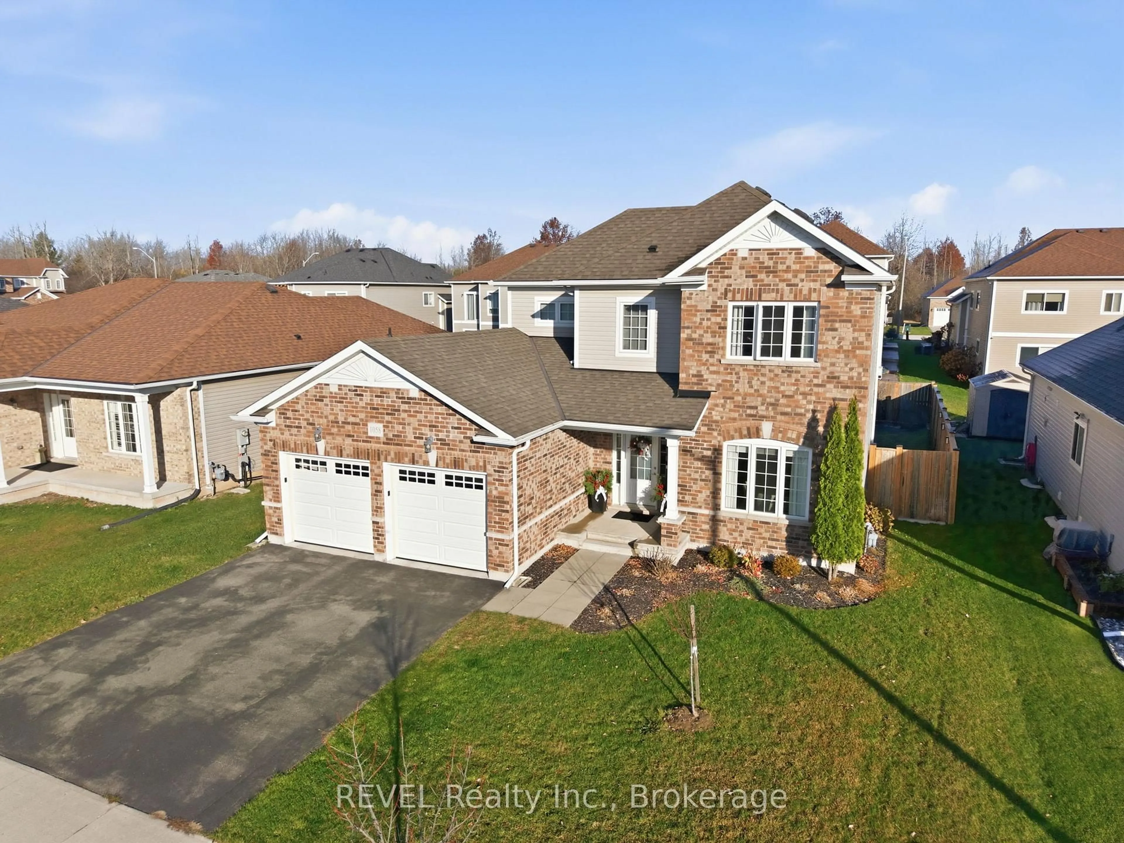 A pic from outside/outdoor area/front of a property/back of a property/a pic from drone, street for 1058 Meadowood St, Fort Erie Ontario L2A 0B9
