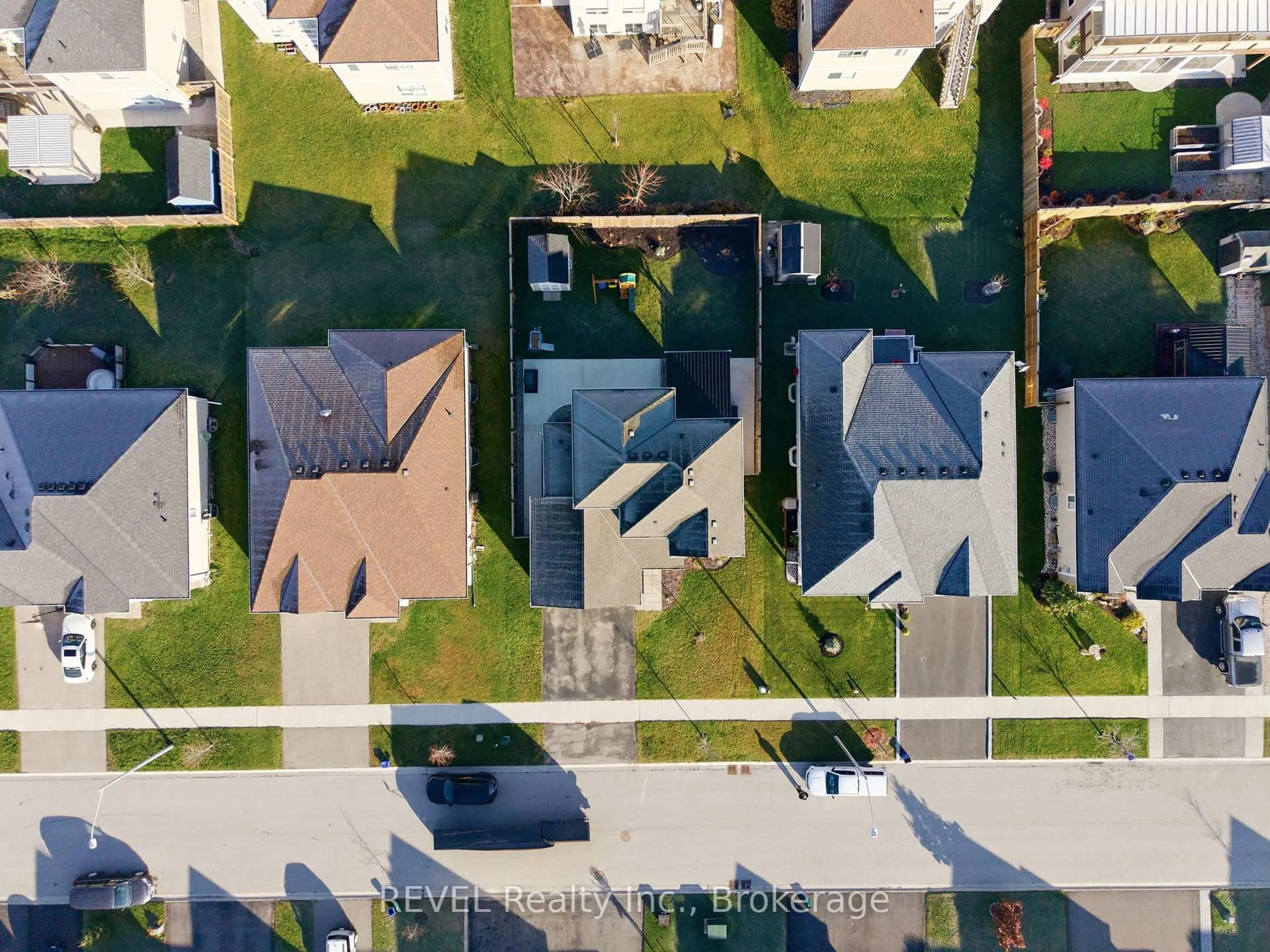 A pic from outside/outdoor area/front of a property/back of a property/a pic from drone, street for 1058 Meadowood St, Fort Erie Ontario L2A 0B9