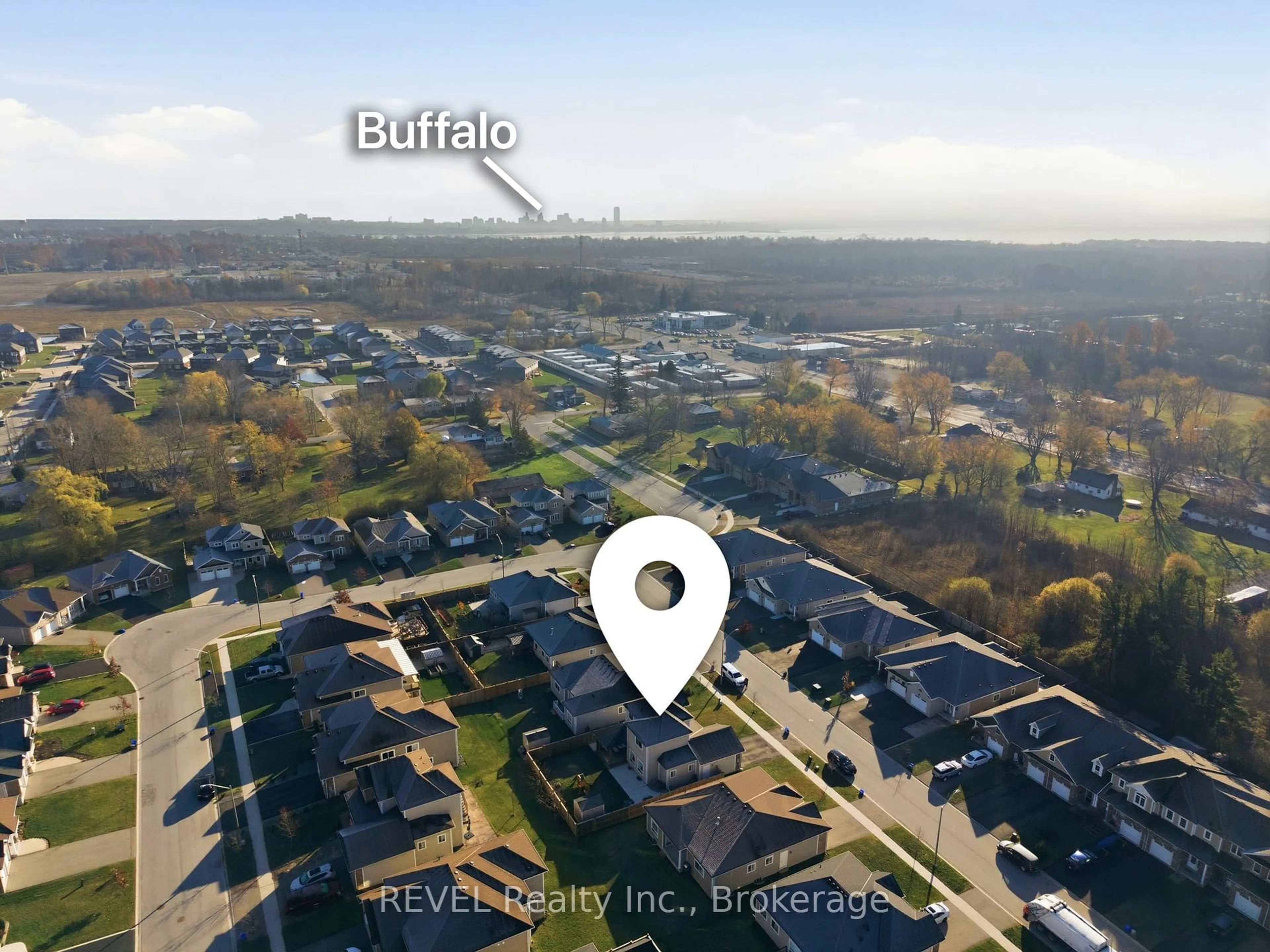 A pic from outside/outdoor area/front of a property/back of a property/a pic from drone, unknown for 1058 Meadowood St, Fort Erie Ontario L2A 0B9