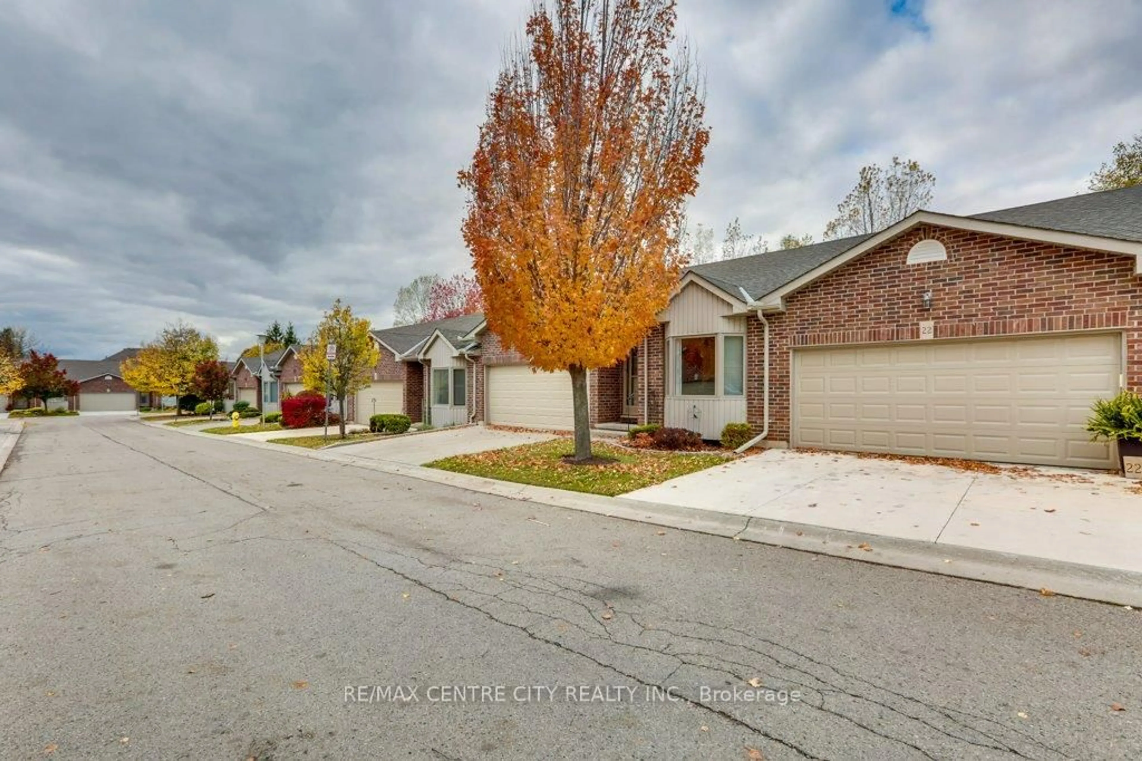 A pic from outside/outdoor area/front of a property/back of a property/a pic from drone, street for 95 Capulet Lane #21, London North Ontario N6H 5V6